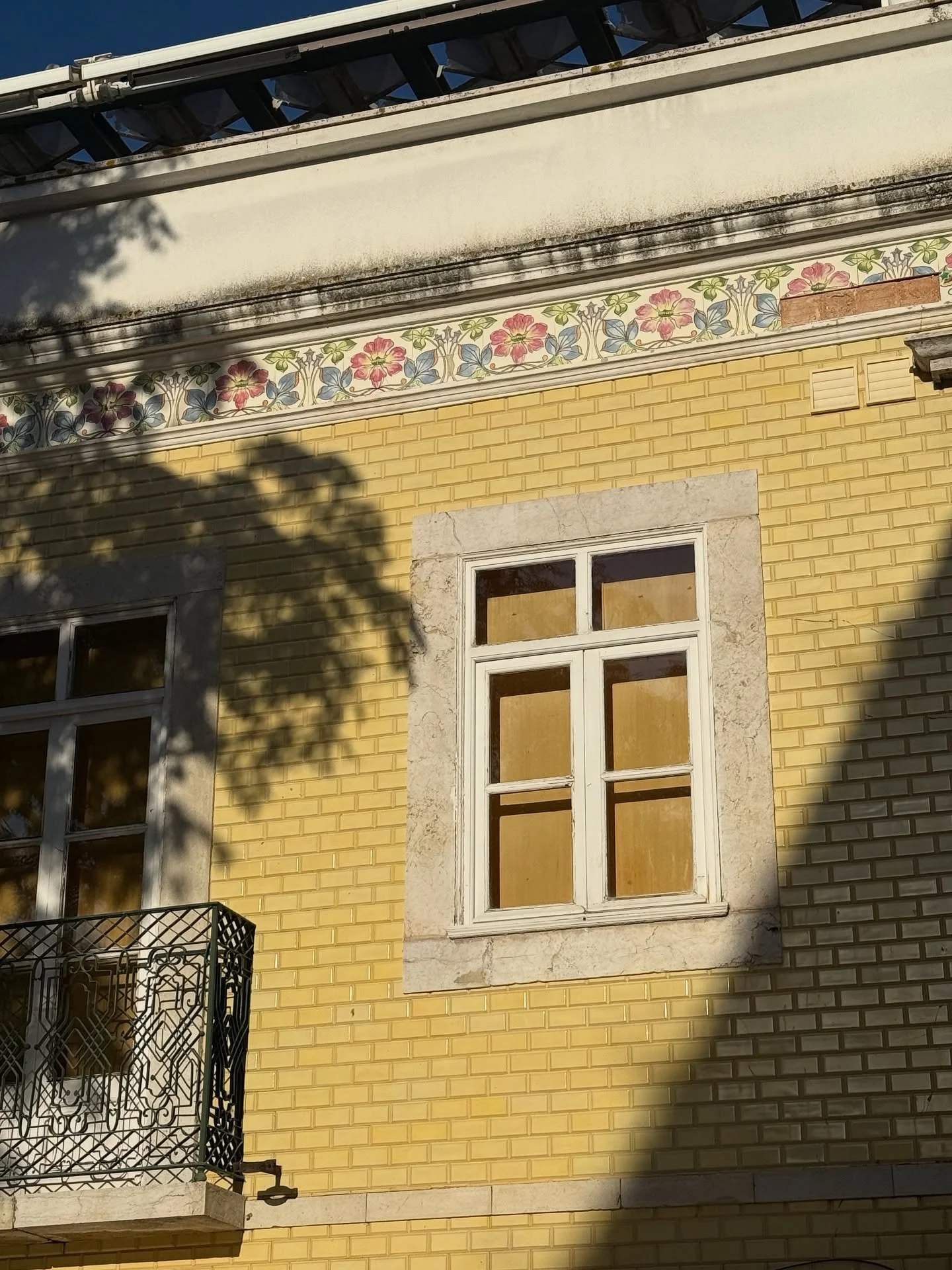 Obsessed with Portuguese tiles, the colours, patterns and contrast in materials is so pleasing ✨🧱 see also: shutters. 

#portugal #portugesetiles #portugalstyle #tileporn #tilelove