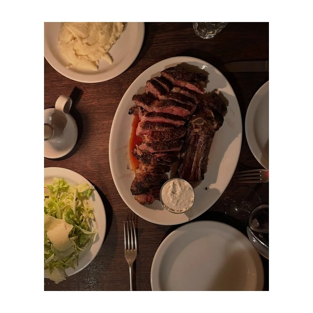 A mini-break to @thebullcharlbury 🐂 was just what the doctor ordered 10/10

1. Rib of beef, mash, hispi cabbage 🥬 old Winchester
2. Comfiest bed, dreamiest interiors 
3. Cosy corners at every turn &amp; lights turned so low you can barely make out 