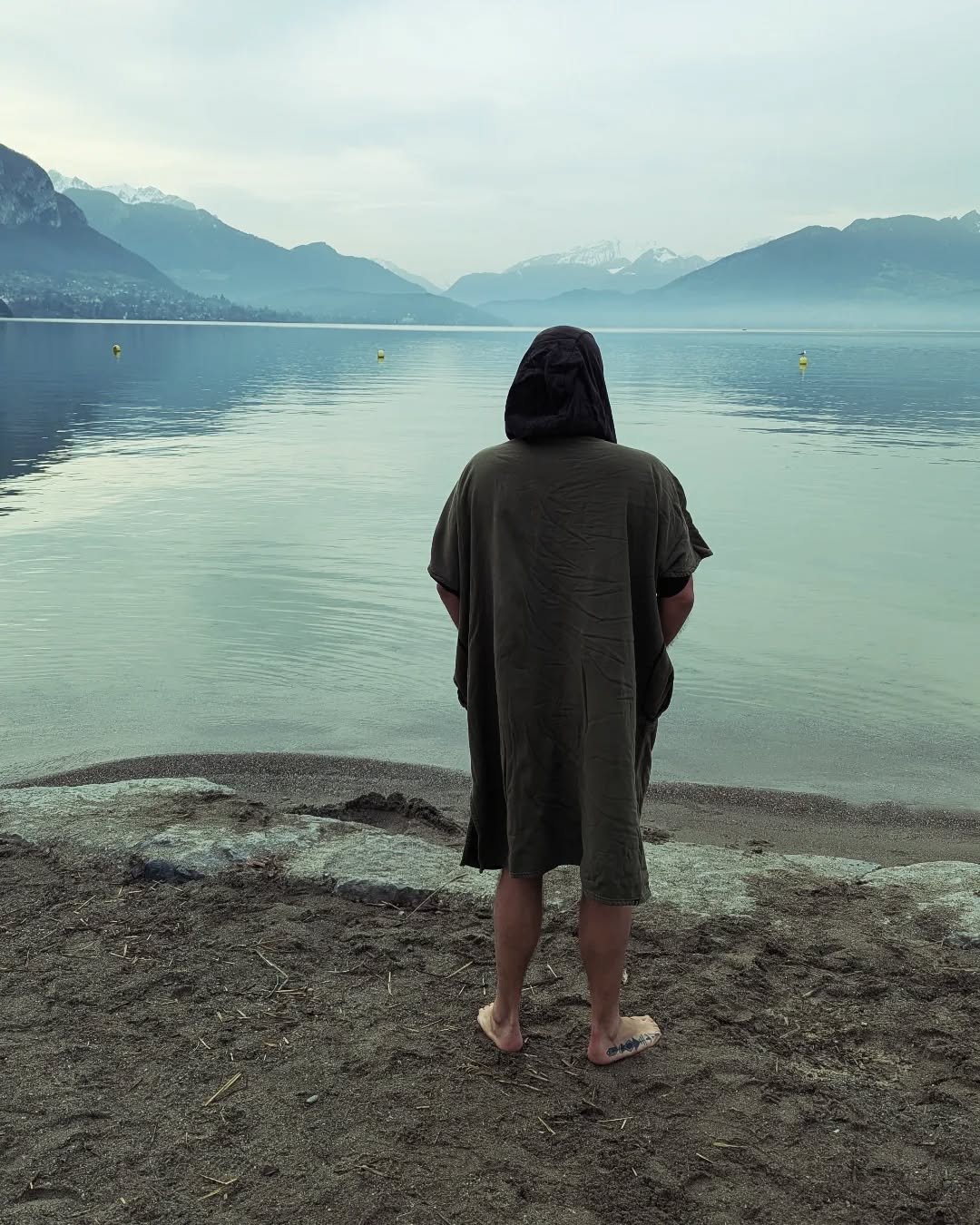 Grateful to be back here and connecting back to our winter retreat crew who shared this experience with us in January 🥶💫

Heading to Geneva Airport, but no way could we pass Lake Annecy without a dip! 🌊 After an early start, it was a perfect way t