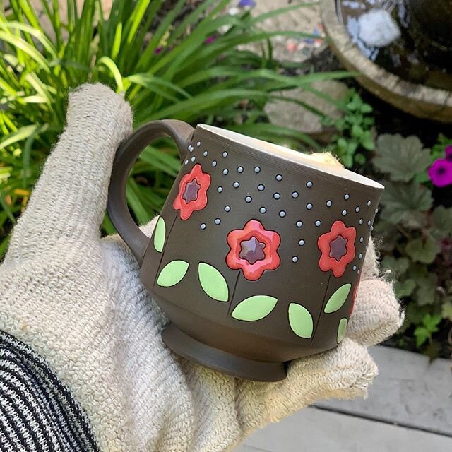 🌺 I just love kiln opening day when a sweet one like this comes out. Seems silly to post about my ceramics right now, but keeping working has always helped me deal with my emotions. So I just keep working. And listening. And learning. Maybe some cry