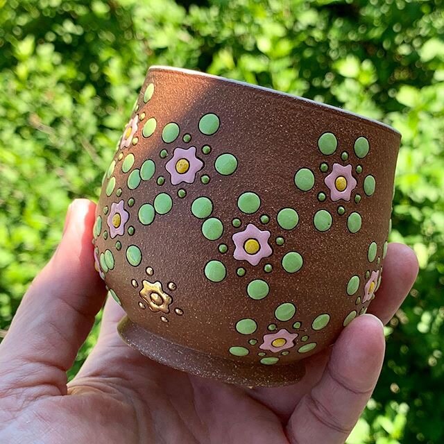 💛 Sometimes I only add a slight accent of bling, as a sweet little surprise 💛 Shop update June 14 at 12noon EST.

#brightandcolorful #carvedandcolored #darlinware #modpots #handmadepottery #yunomi #madeinpa #madeinlinglestown #linglestown #linglest