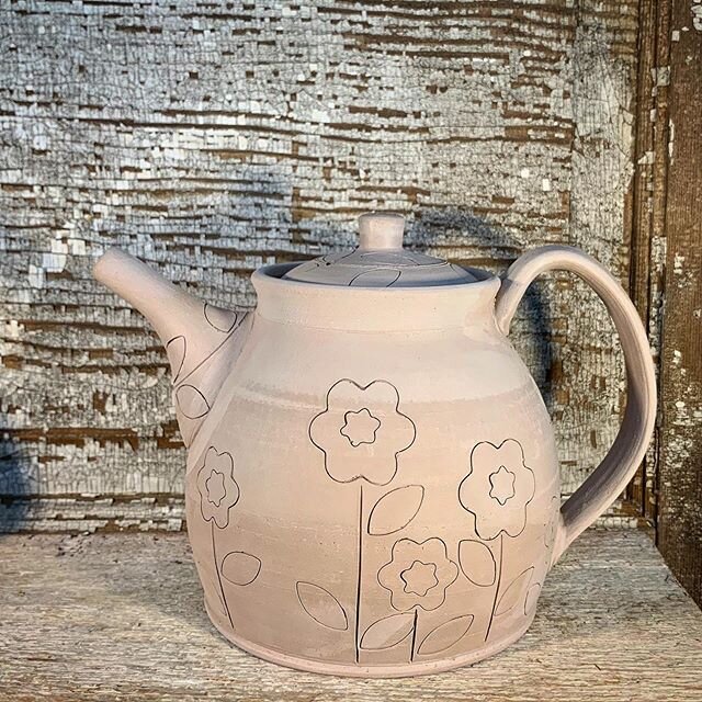 Sweet little teapot ready for some color! I hope this Sunday Father&rsquo;s Day finds you all well and celebrating that special dad in your life, whether in person or in spirit and loving memory 💖
⠀
#brightandcolorful #carvedandcolored #darlinware #