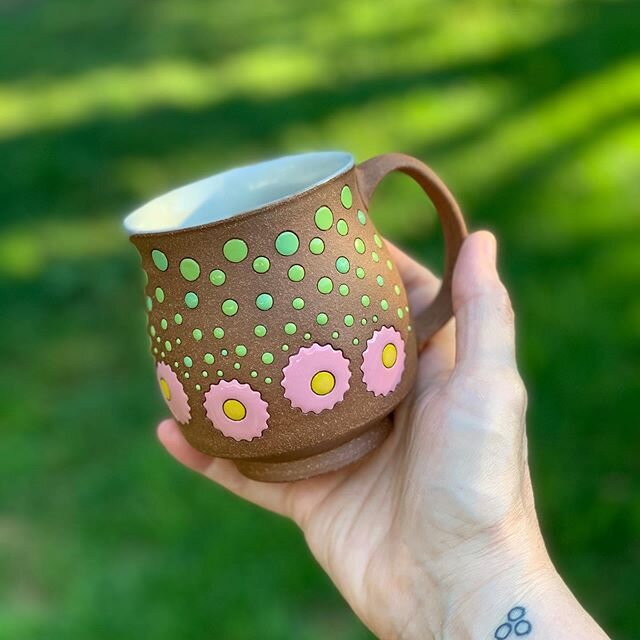 Just pulled out of the #bebekiln and finally ready to send this sweet babe to her new home tomorrow! Couldn&rsquo;t be happier with the turnout! It took me long enough! #slowpotter 😂
⠀
🌸
⠀
#brightandcolorful #carvedandcolored #darlinware #modpots #