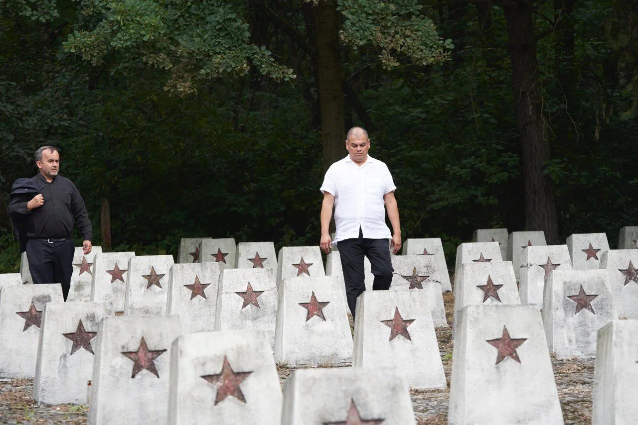 YIU President Patrick Desbois and Director Marco Gonzalez visit the graves of Soviet POWs in Piotrków Trybunalski, Poland.jpg