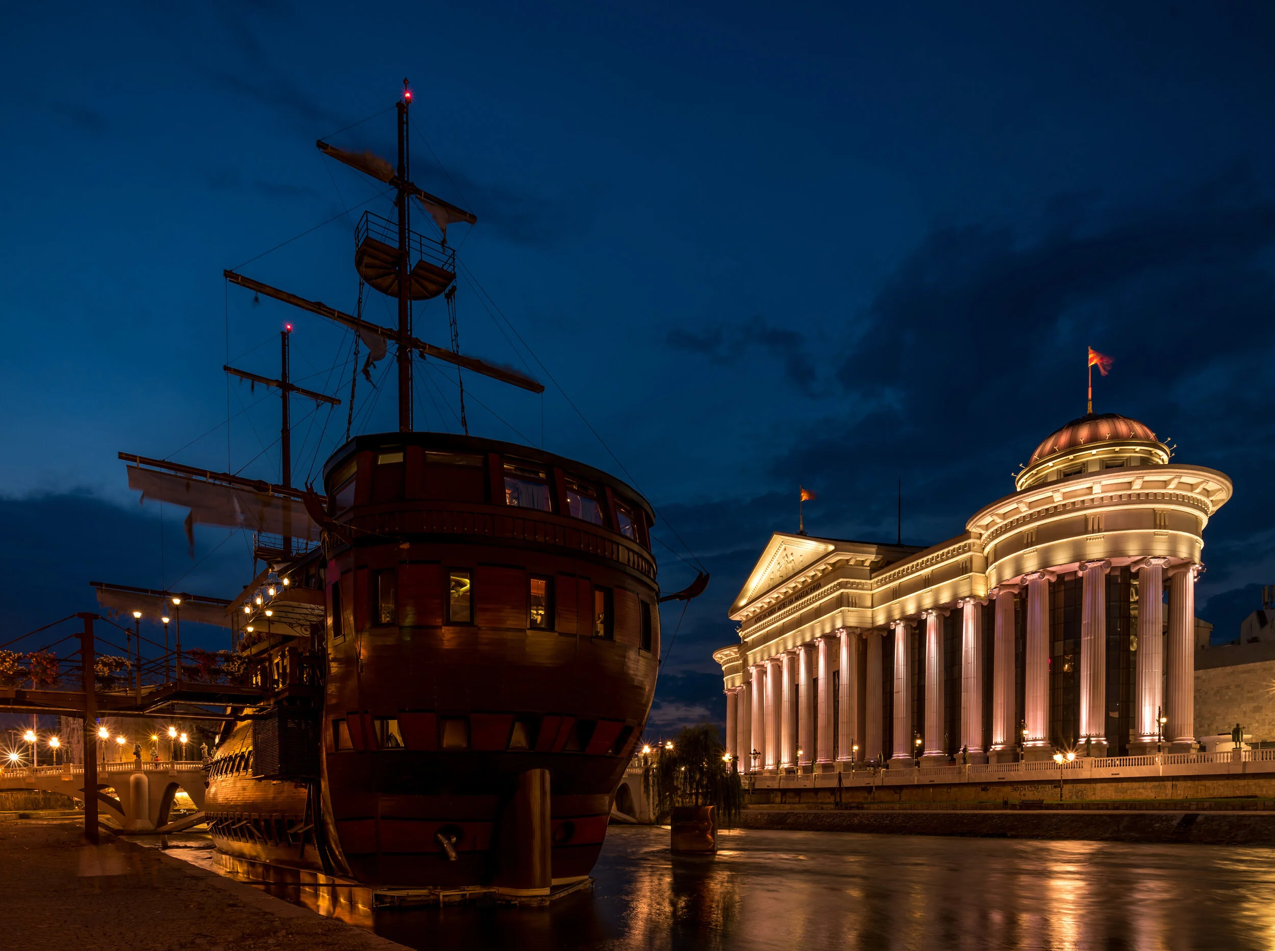 skopje night river_.jpg