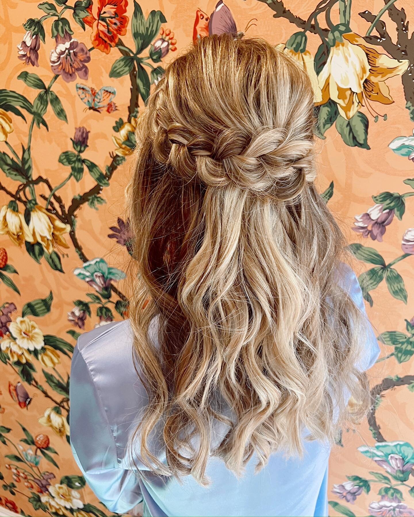 Always add a braid 💗
&bull;&thinsp;&thinsp;
&bull;&thinsp;&thinsp;
#louisvillebride #louisvillehairstylist #hairinspo #halfuphairstyle #kentuckybride #eventhair #engagementhair