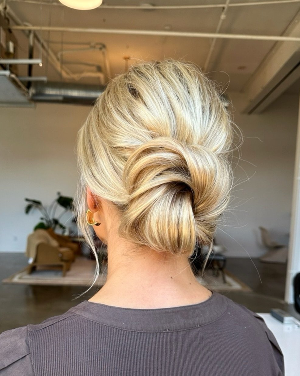 &ldquo;Make it look like I have a lot of hair&rdquo; okay 💁&zwj;♀️

#bridalbun #bridalhairstyle #bridalupdo #bridehairstyle #lowbun