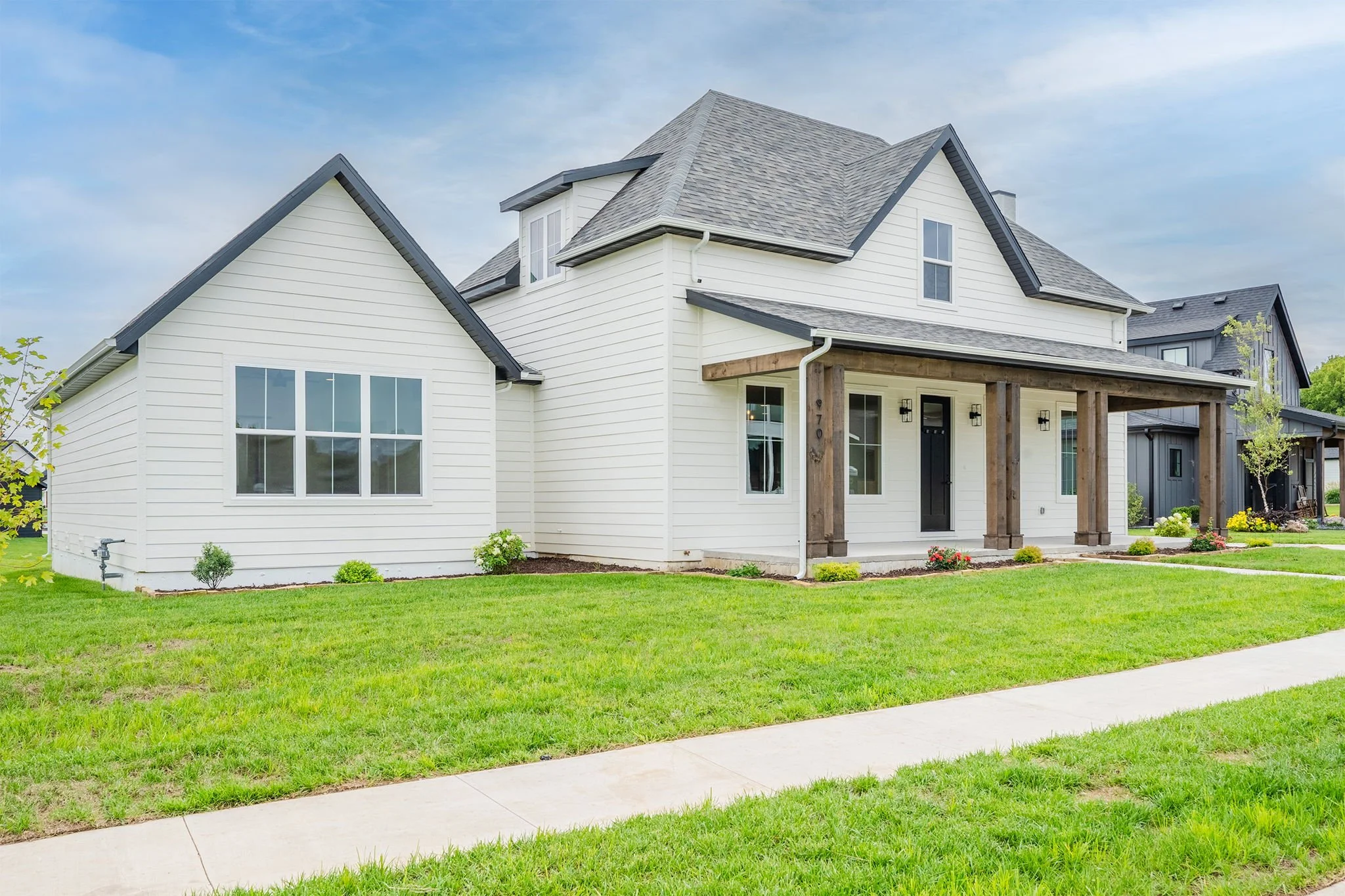 2-web-or-mls-970 Valley Trail ext2.jpg