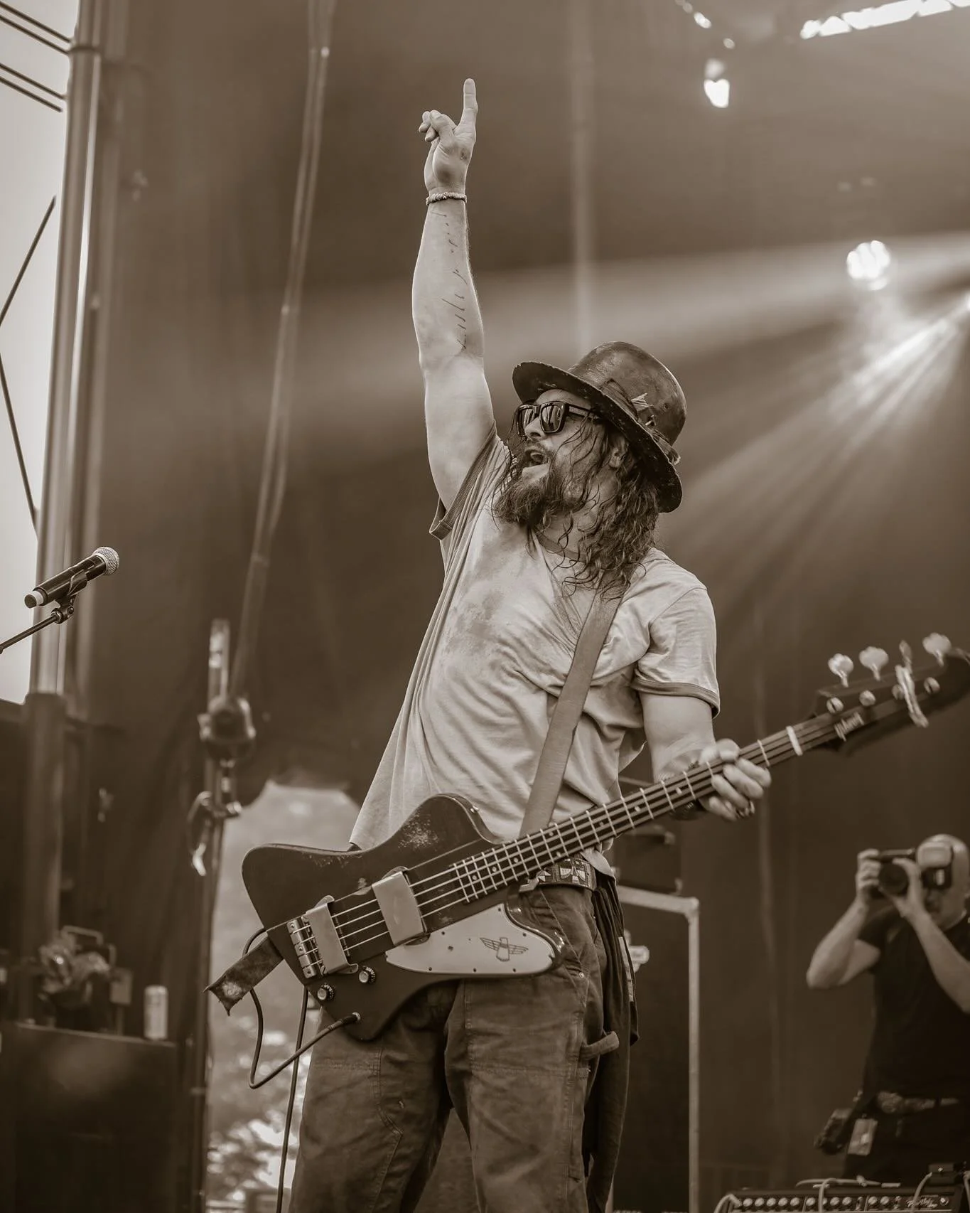I took a few photos of my brother @prideofgypsies and his band @oof_tatata performing at @hdhomecoming @harleydavidson weekend July 13. 💪🖤
.
#hdhomecoming #harleydavidsonmotorcycles #ooftatata #jasonmomoa
