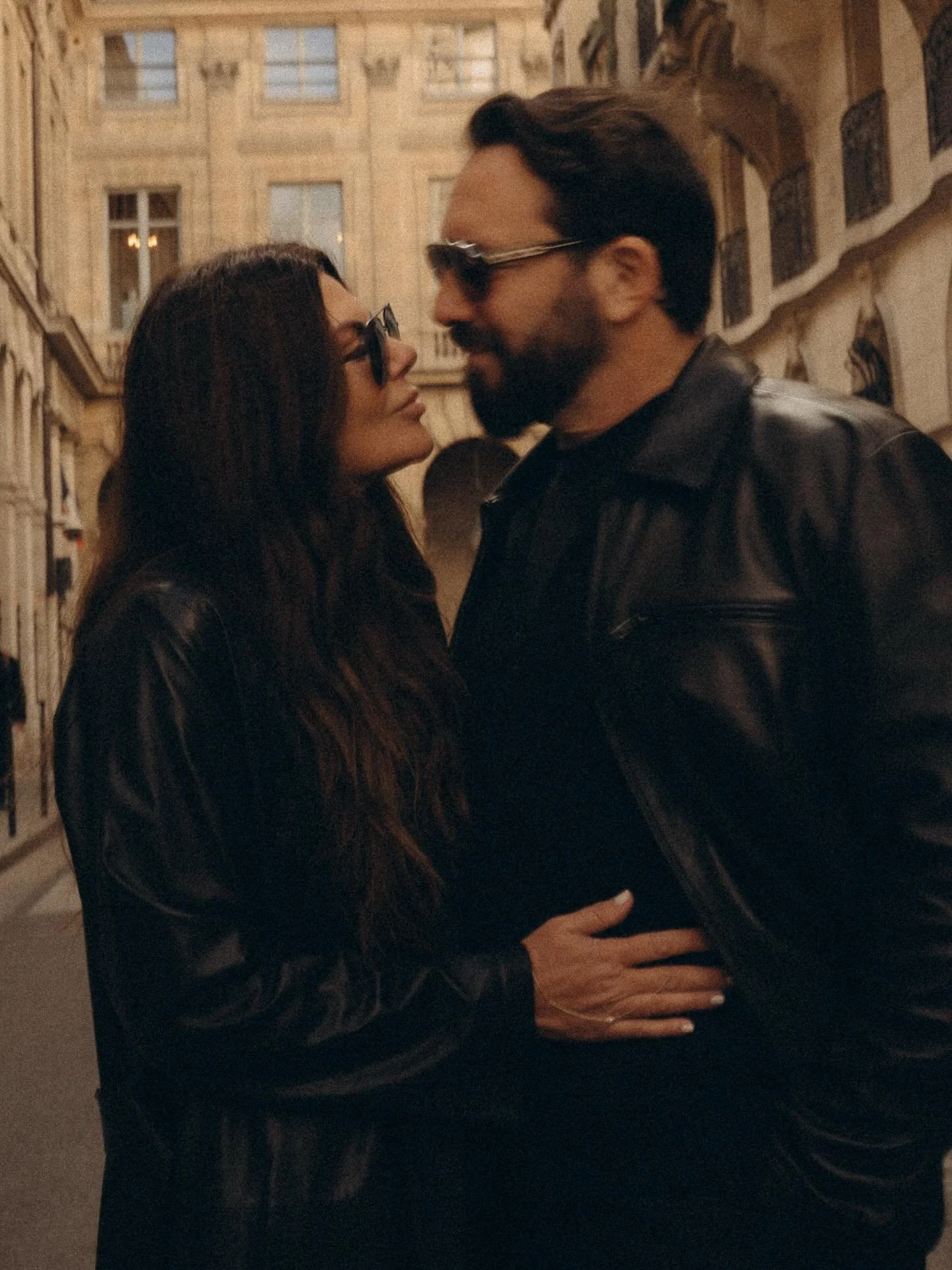 Coffee in bed together, cool autumn light spilling through the window, and a slow scroll through our Paris memories. 🖤🇫🇷
📸: @flaneriephoto