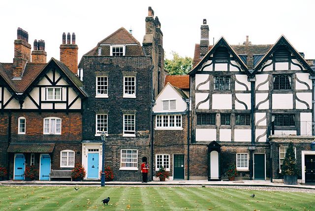 Guarding the guard. 
The Queen's House, built around 1530 by Henry VIII for Anne Boleyn, is now home to the Resident Governor of the Tower of London. 
#travelmemories #latergram #london #londongram #toweroflondon #beefeater #passionpassport #travelan