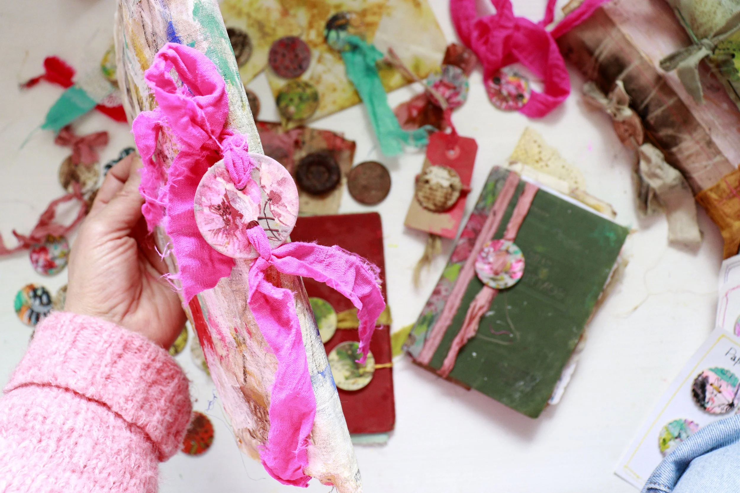 + 20 Ways to use Paper Buttons on your art journal