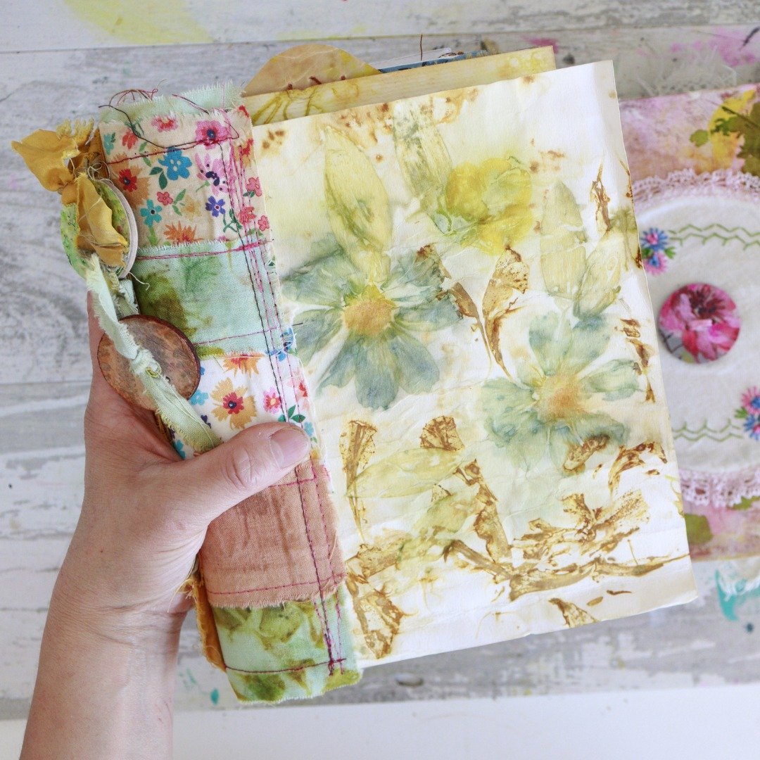 Guess what time it is? 🕰️ It's that time of the year again!
🌸 Flowers are blooming everywhere, and it's the perfect moment to start journaling all that inspiration, don't you think? 

📝 The waiting list for the Flowers Magic Art Journal is filling