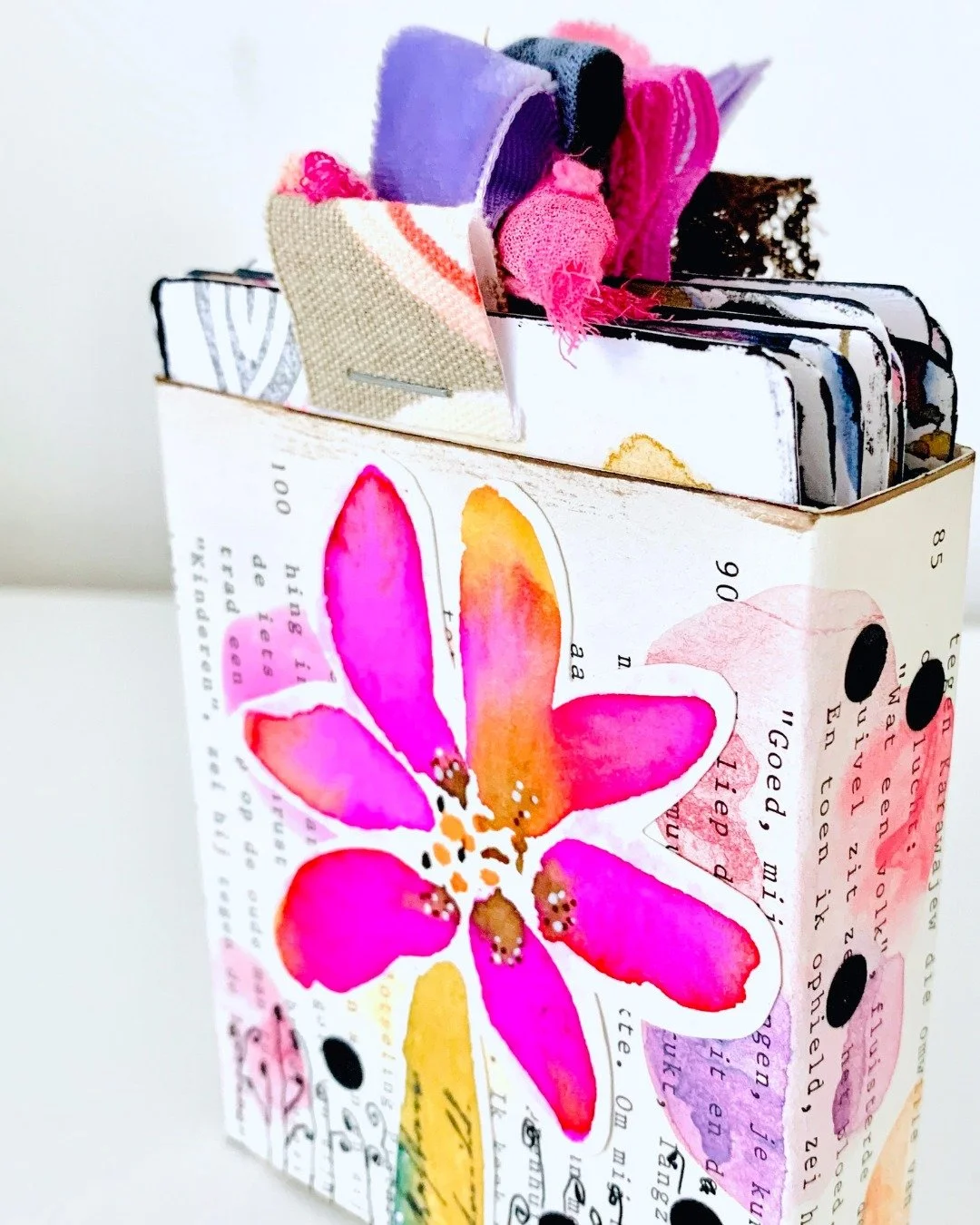 Day 5 of the Flowers Magic Art Fest and Gabrielle Heckenbucker is here. 🌸

Today we make our own Inspirational Card Deck. Loose watercolour florals, layered colours, mark making, ribbon, and little details that make each card feel alive.

Gabrielle 