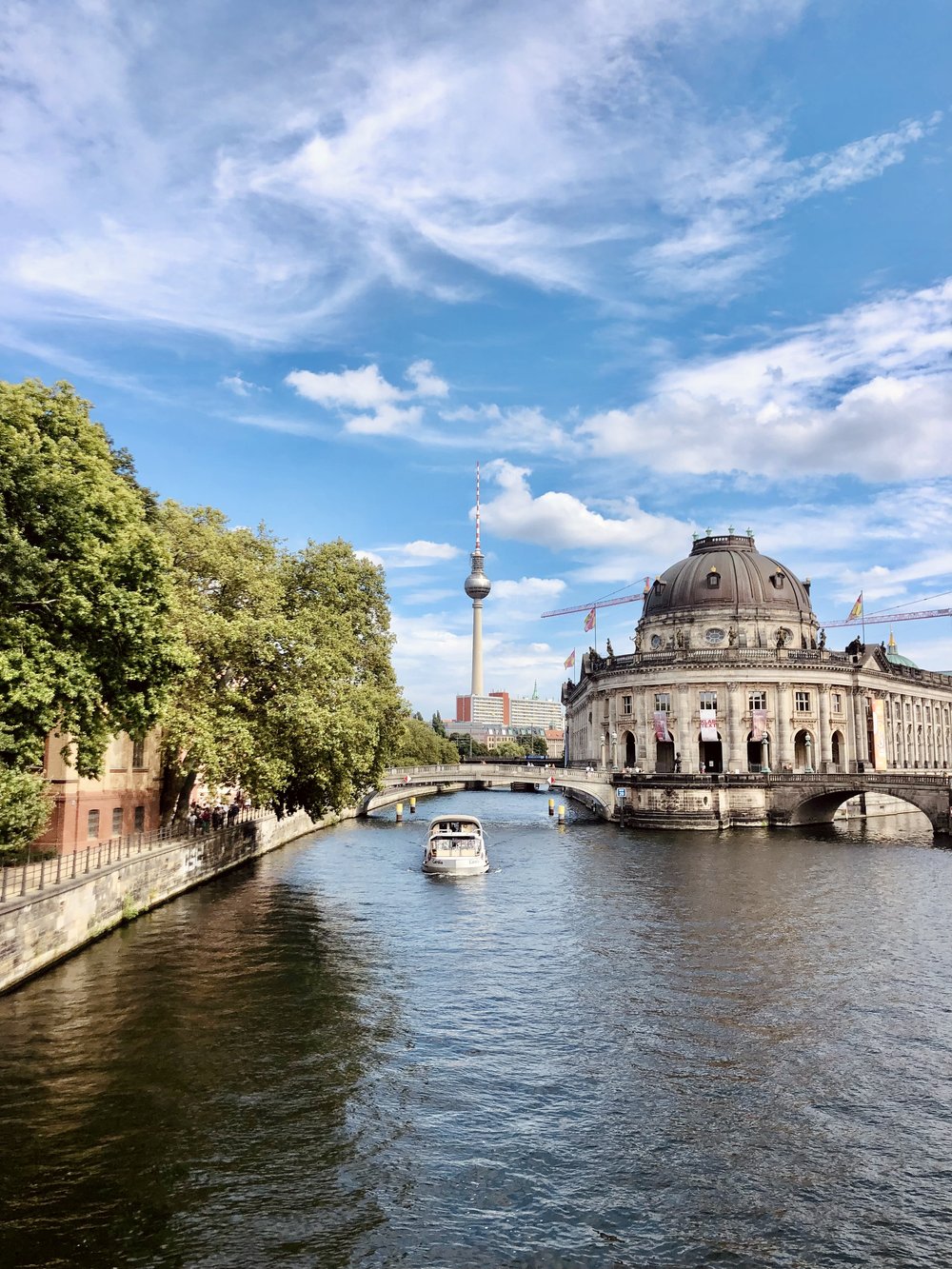 Start your walk with a beautiful view from Ebertsbrücke.