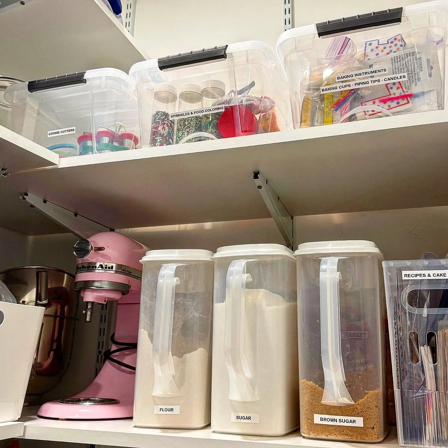 More pantry magic from Team Peace lead organizer Marianne: 

 
This pantry section is a perfect example of three simple strategies that make a huge difference:
✔️ Zoning &ndash; all baking supplies live together, so everything you need is right at yo