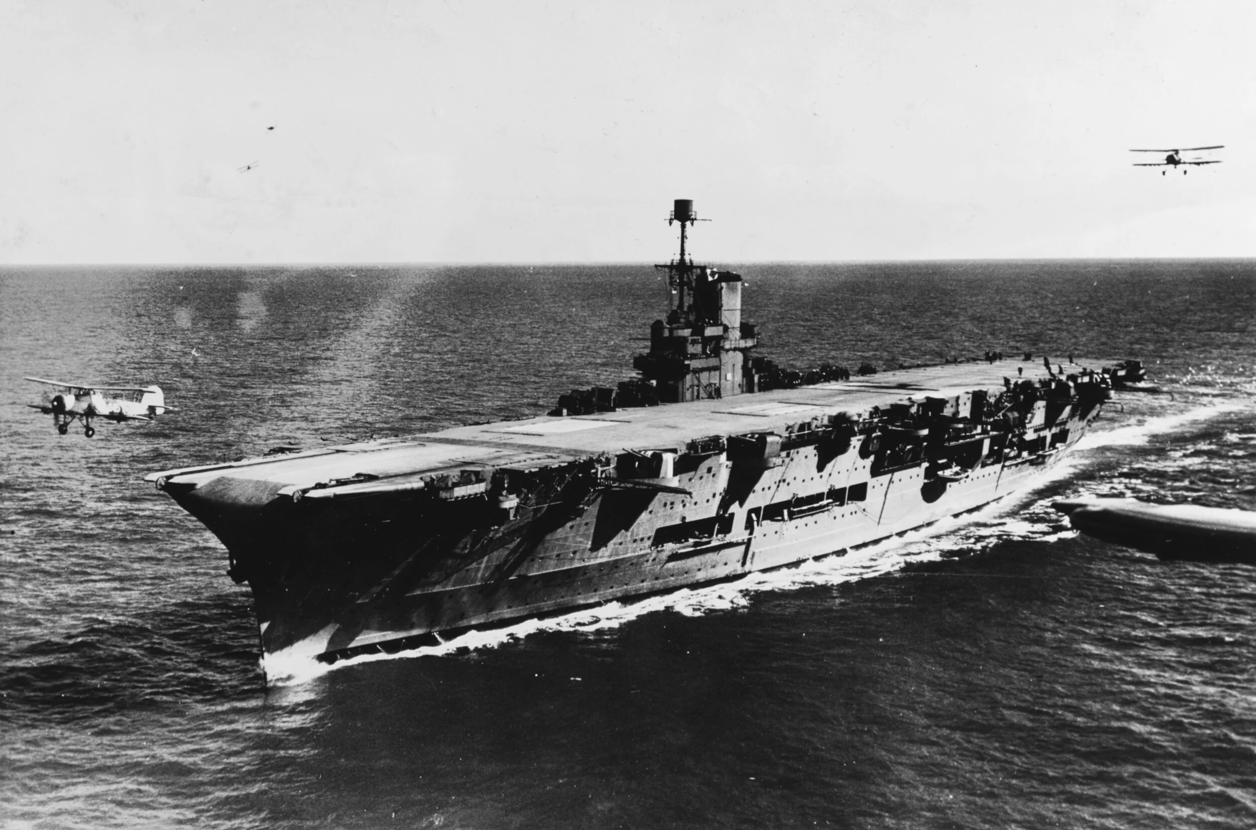 HMS_Ark_Royal_h79167 (1).jpg