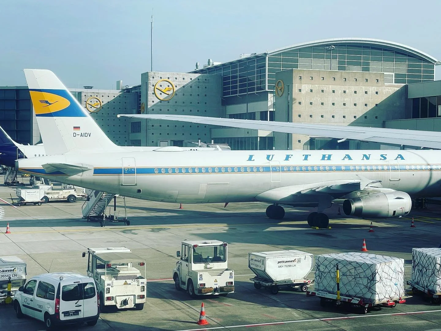 Retro look! Love the paint job. #retro #lufthansa #aviation