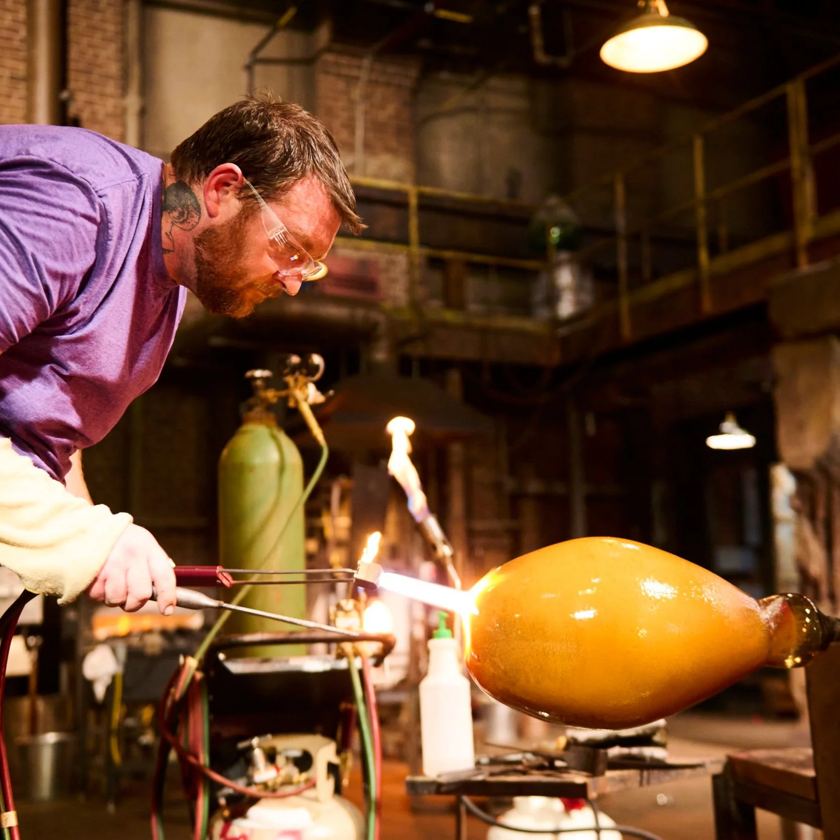 LIVE GLASS DEMONSTRATION .