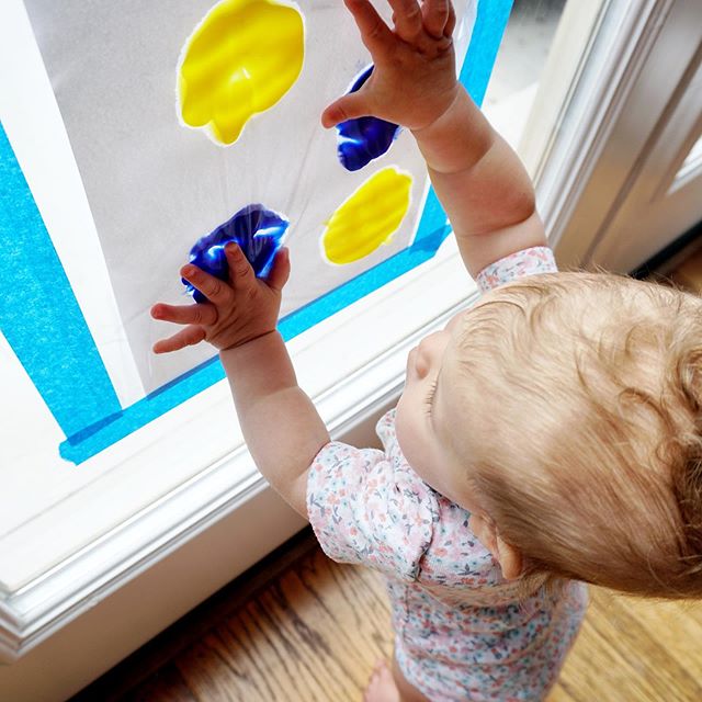 🎨 Mess-Free Baby Painting 👩🏻&zwj;🎨 Your baby&rsquo;s inner Picasso is just waiting to shine, but if you want the paint on paper and not in baby&rsquo;s mouth, I have an activity for you 😉 This sensory bag is versatile, you can use it for tummy t