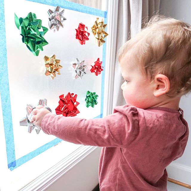 🎄 Christmas Bow Sticky Wall 🎄 It is December and that means Christmas activities! 😆🎅🏼You definitely don&rsquo;t need to do Christmas-themed activities with your little&mdash;but if you want to, keep it simple with this idea! All you need is cont