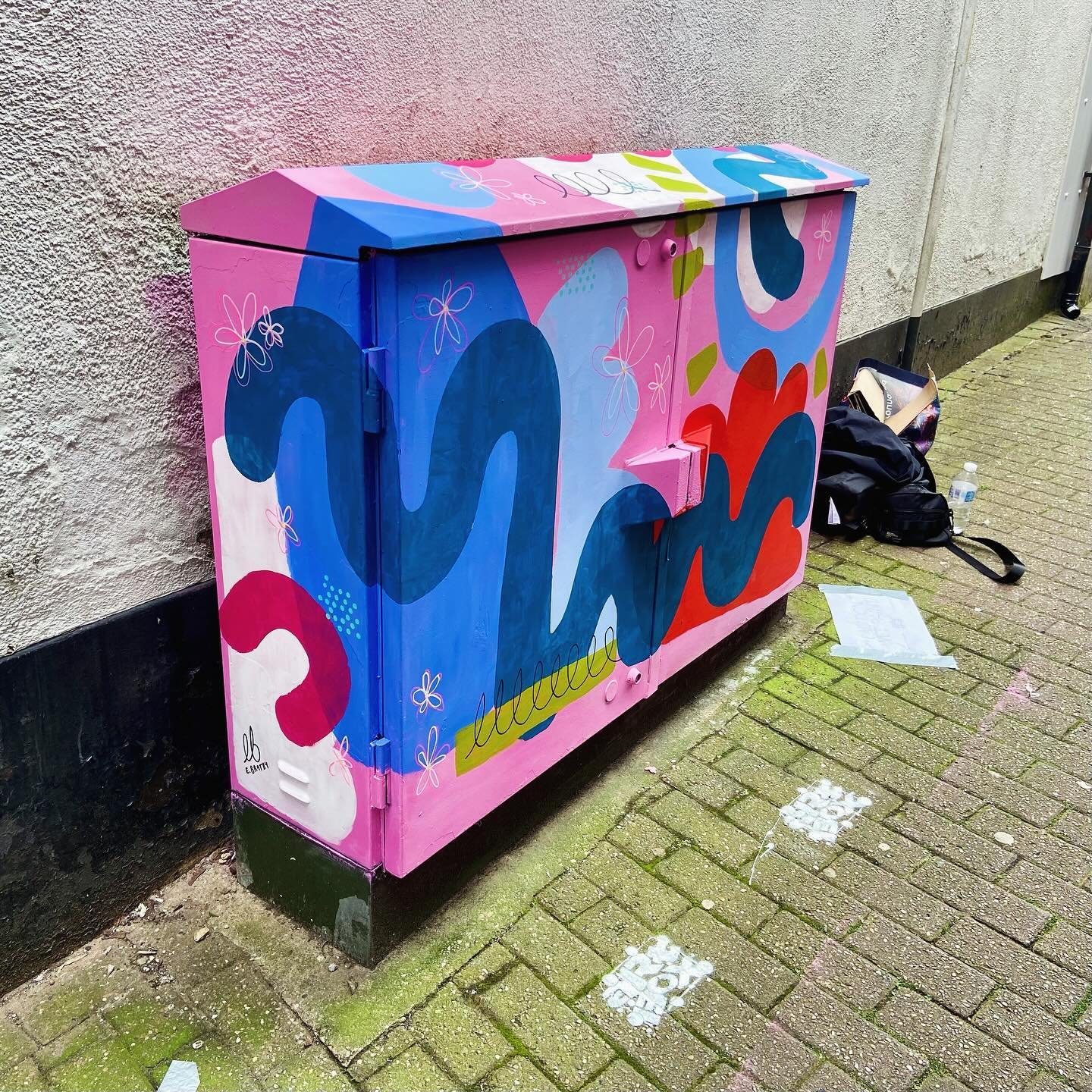 🎨 At the weekend, I had the incredible opportunity to paint this box in Newcastle-under-Lyme.

I&rsquo;ve always loved painting to unwind, especially the freeness of abstract and geometric shapes mixed with bold colour. 

Thank you to @newcastlebid 