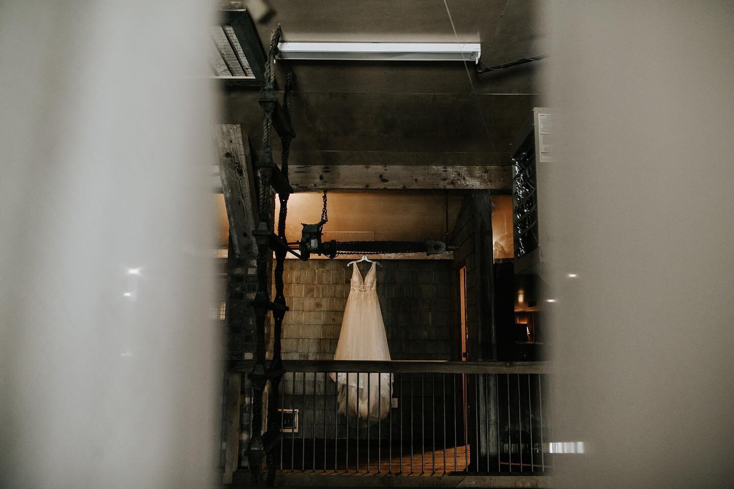 The classic dress shot 😍

This is such a timeless shot with a powerful statement behind it! What sentimental photos are you planning for on your wedding day? 

Interested in this Fraser Valley Venue? Send us a DM for more information and exclusive b