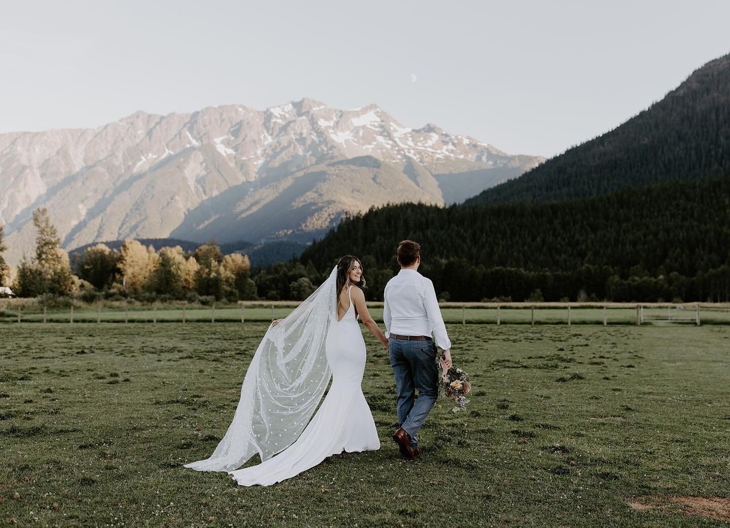 A west coast wedding at its finest! 🏔️ 

We absolutely adore this picturesque backdrop for M &amp; B&rsquo;s wedding day. From ceremony to cocktail hour and finally reception, this majestic mountain proved to be the perfect scene!

_________________