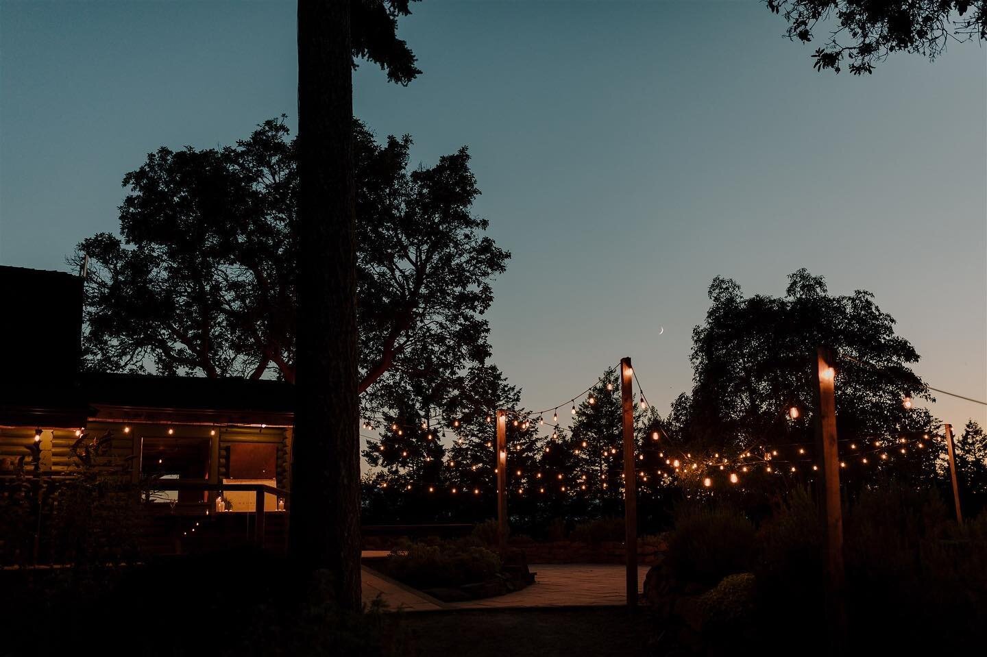 Twilight reception feelings 🌙

When we tell you @bodegaridge is something else, we mean it! Their entire property is not only stunning, the vibes are immaculate

Check out the amazing team who made it all happen below 👇🏼 
_________________________