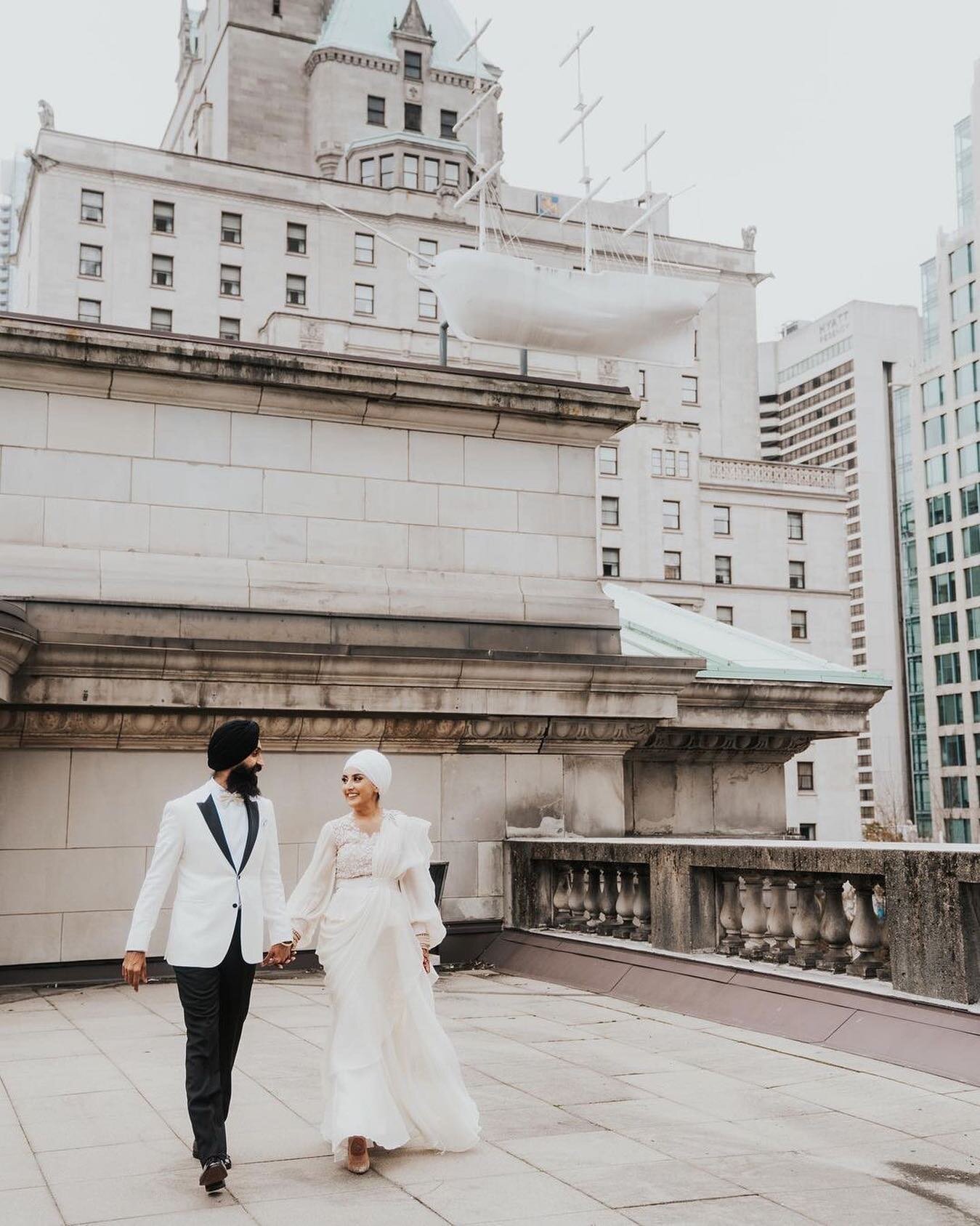 Forever in love with these stunning wedding portraits by @hongphotography 🤍

This shot is giving major New York City vibes! Can you guess where this was taken? 

Let us know your guess in the comments below! 

Peek the amazing team who made this day