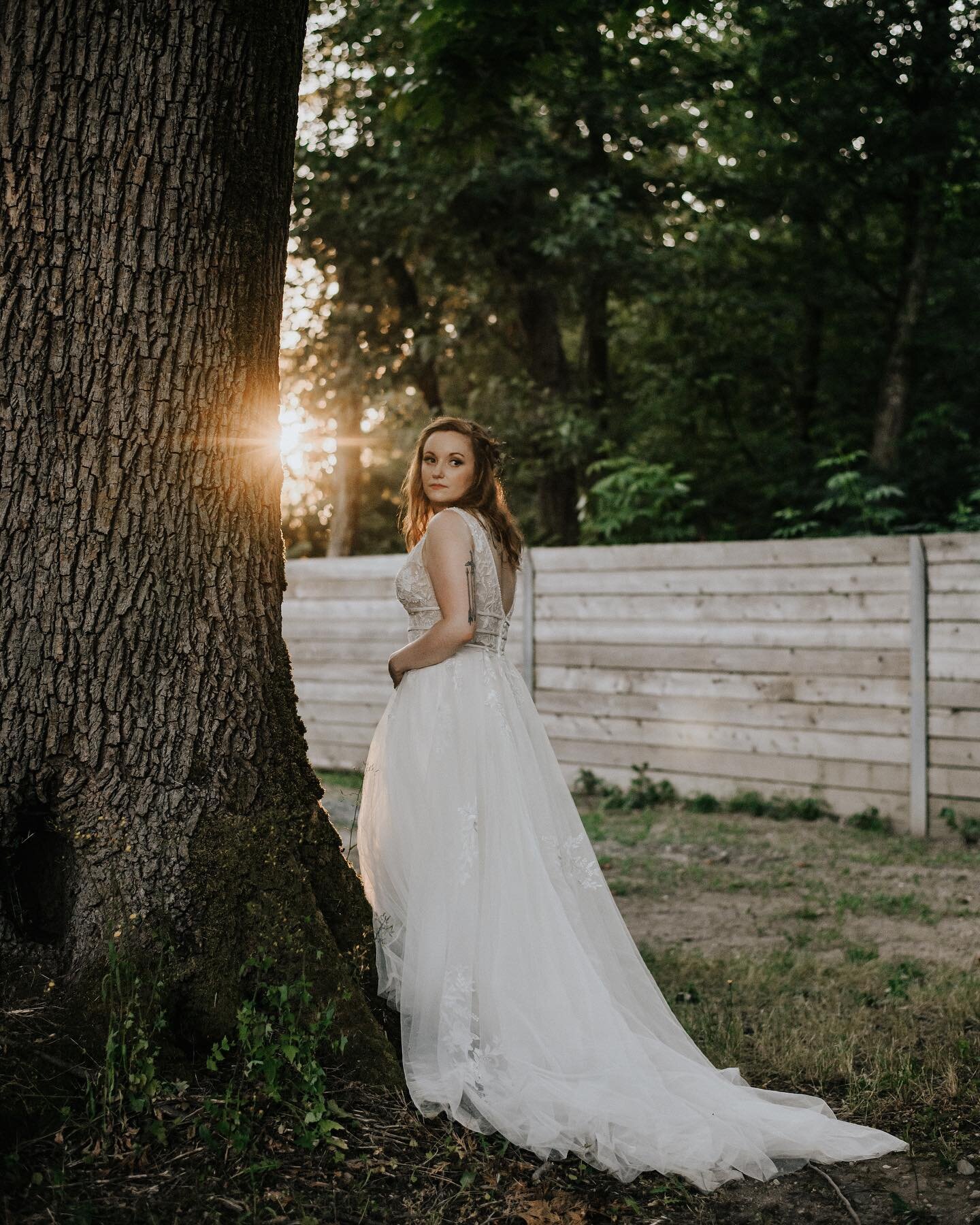 We love this shot of our bride M by the talented @tallyadphotography ✨

Are you planning any outdoor shots for your wedding day? 

We would love to hear from you in the comments below! 

Take a look at the talented team who made this day happen &darr