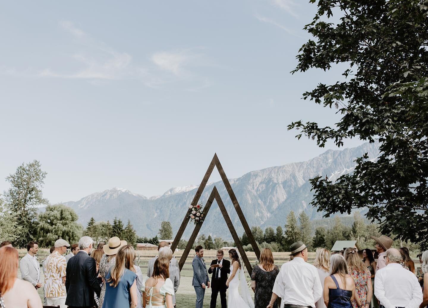 A picture perfect day for M &amp; B ☀️ 

We can&rsquo;t get enough of this stunning mountain view! Would you consider an outdoor ceremony with a backdrop like this? 

Take a look at the amazing team we worked alongside on this day &darr;

___________
