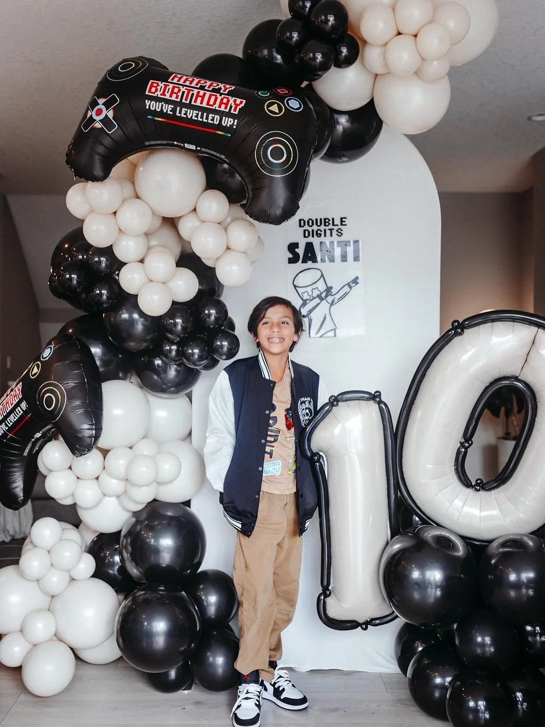 Double digits never looked this cool 😎🎈 Happy 10th Birthday Santi! 🎮🥳

Pictures by the best: @titina.photo 📸