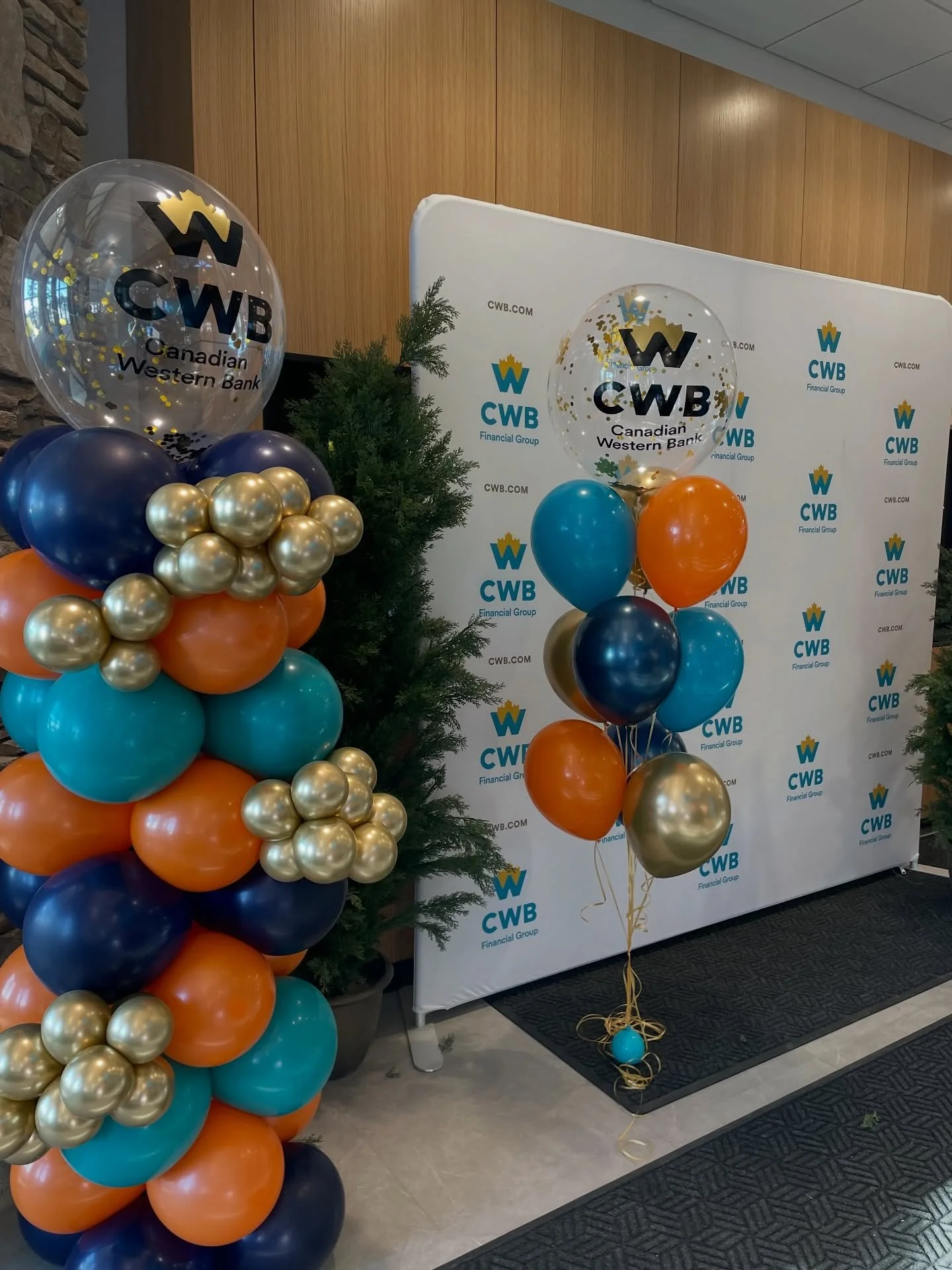 Why are balloon columns our most booked corporate item? 

1. They are Self standing and flexible
Columns do not need walls or rigging. They can go anywhere in the venue, and you can move them as the event flows. Many clients start with columns at the