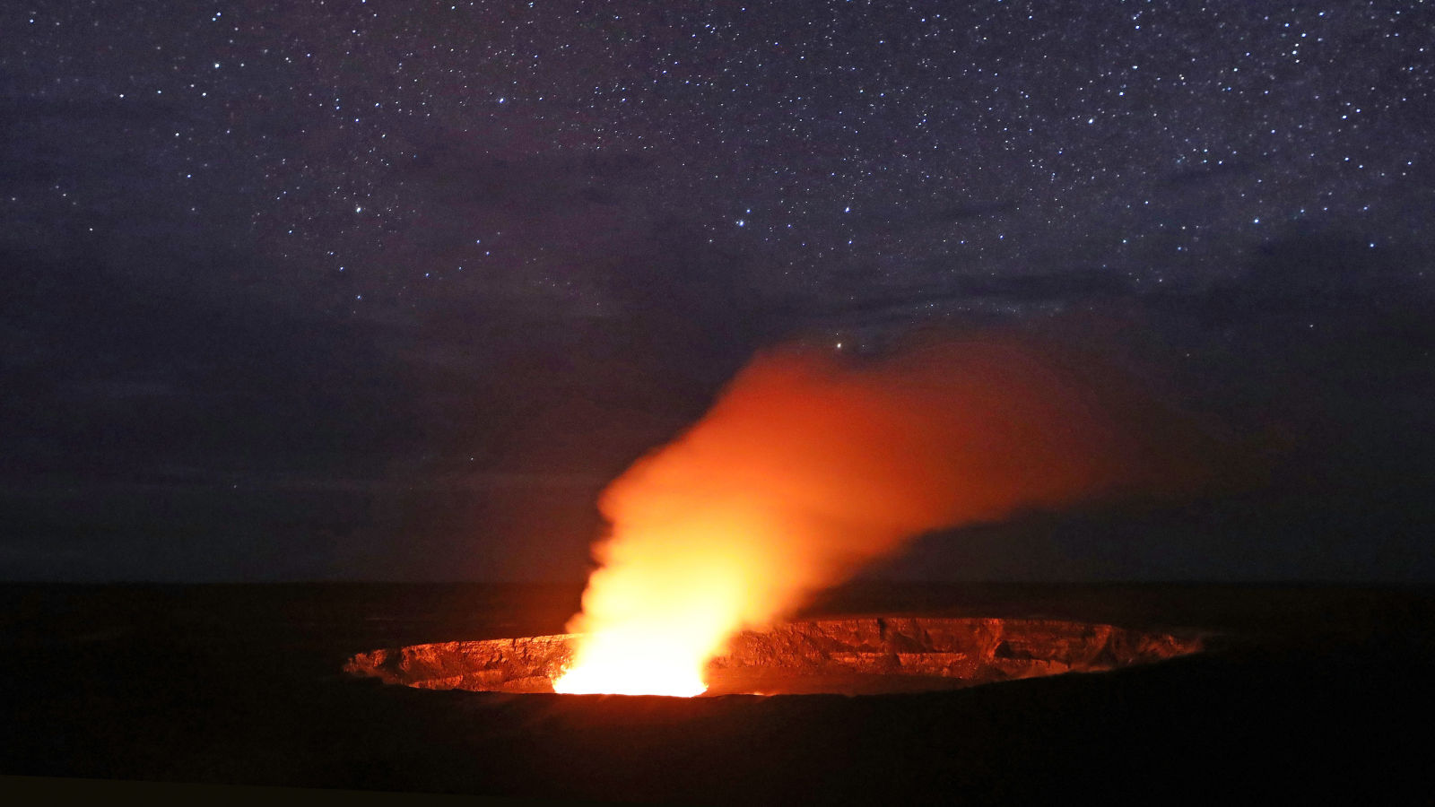 Scientists fight volcano myths as Kilauea erupts