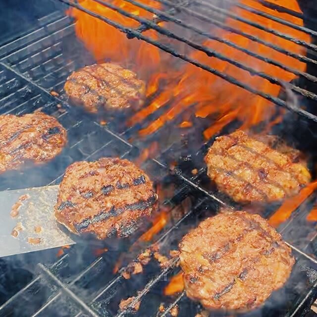 🔥 Happy Father&rsquo;s Day 🔥
Of course we are grilling all day! Burgers 🍔 for lunch and skirt steak for dinner. Let me know what&rsquo;s on your grill👩🏼&zwj;🍳
Cheers to all the fathers 🍻
