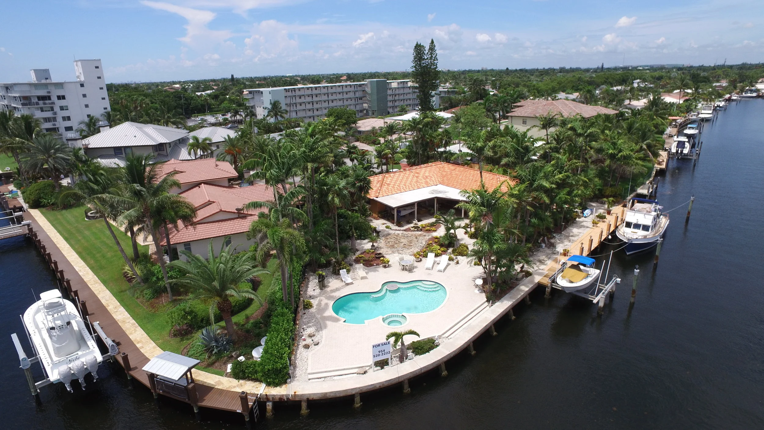 Large Yacht dockage facing intracoastal
