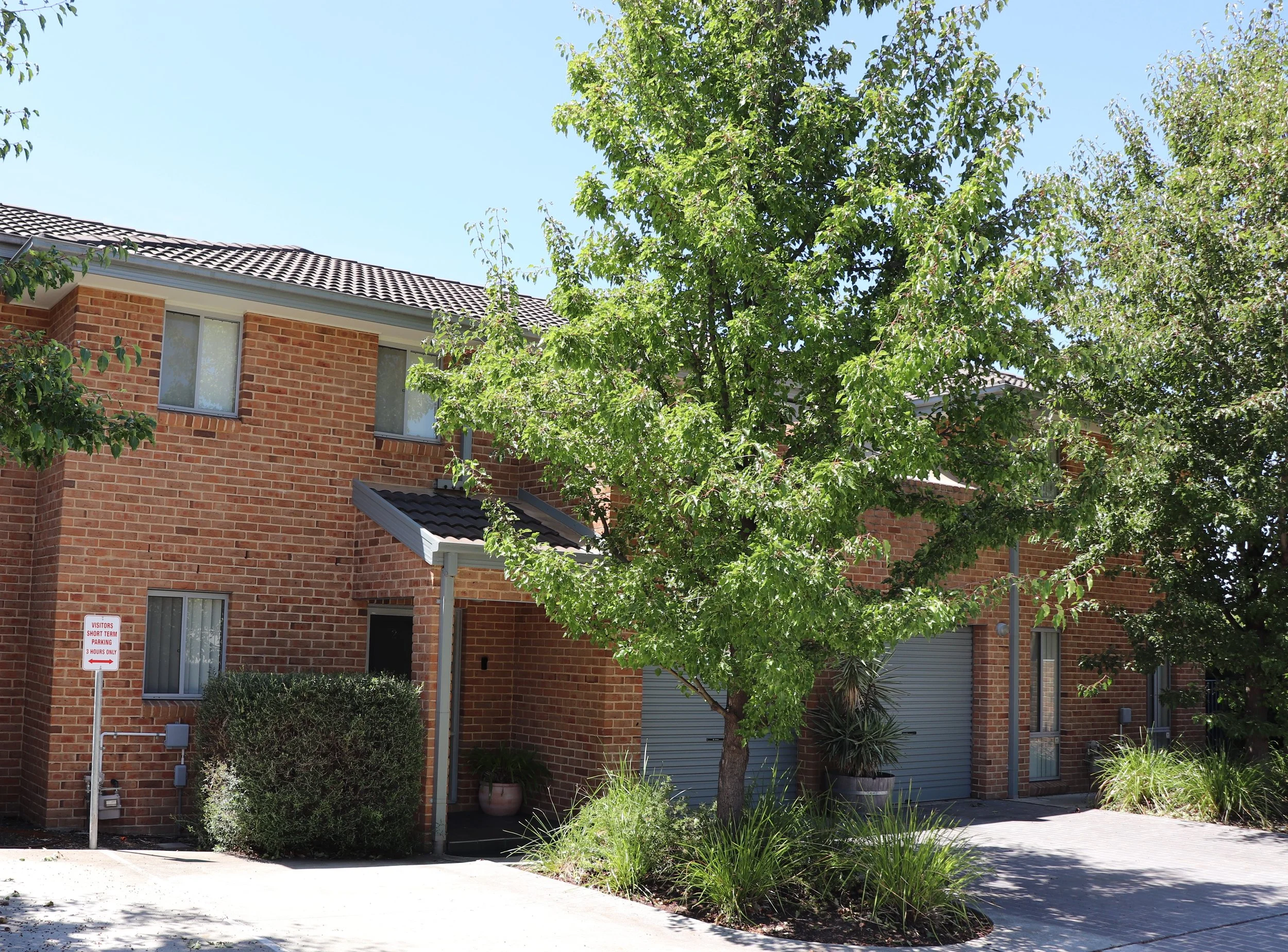 Rent NSW Queanbeyan Desirable modern threebedroom terraced