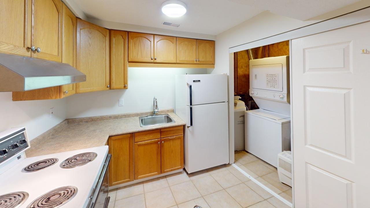 22-Moss-Place-Guelph-ON-Lower-Unit-Kitchen.jpg
