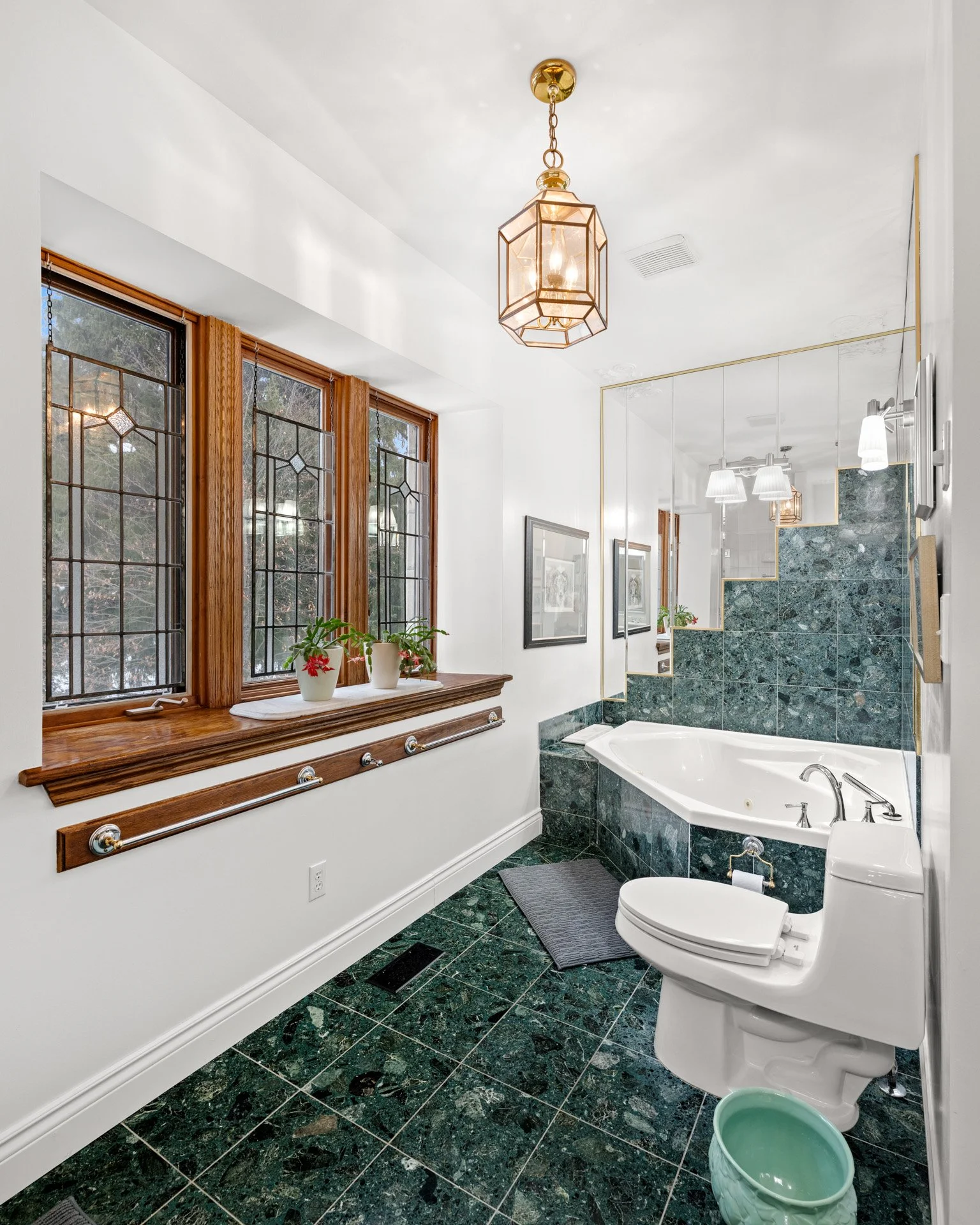22-stuart-street-guelph-main-bathroom.jpg