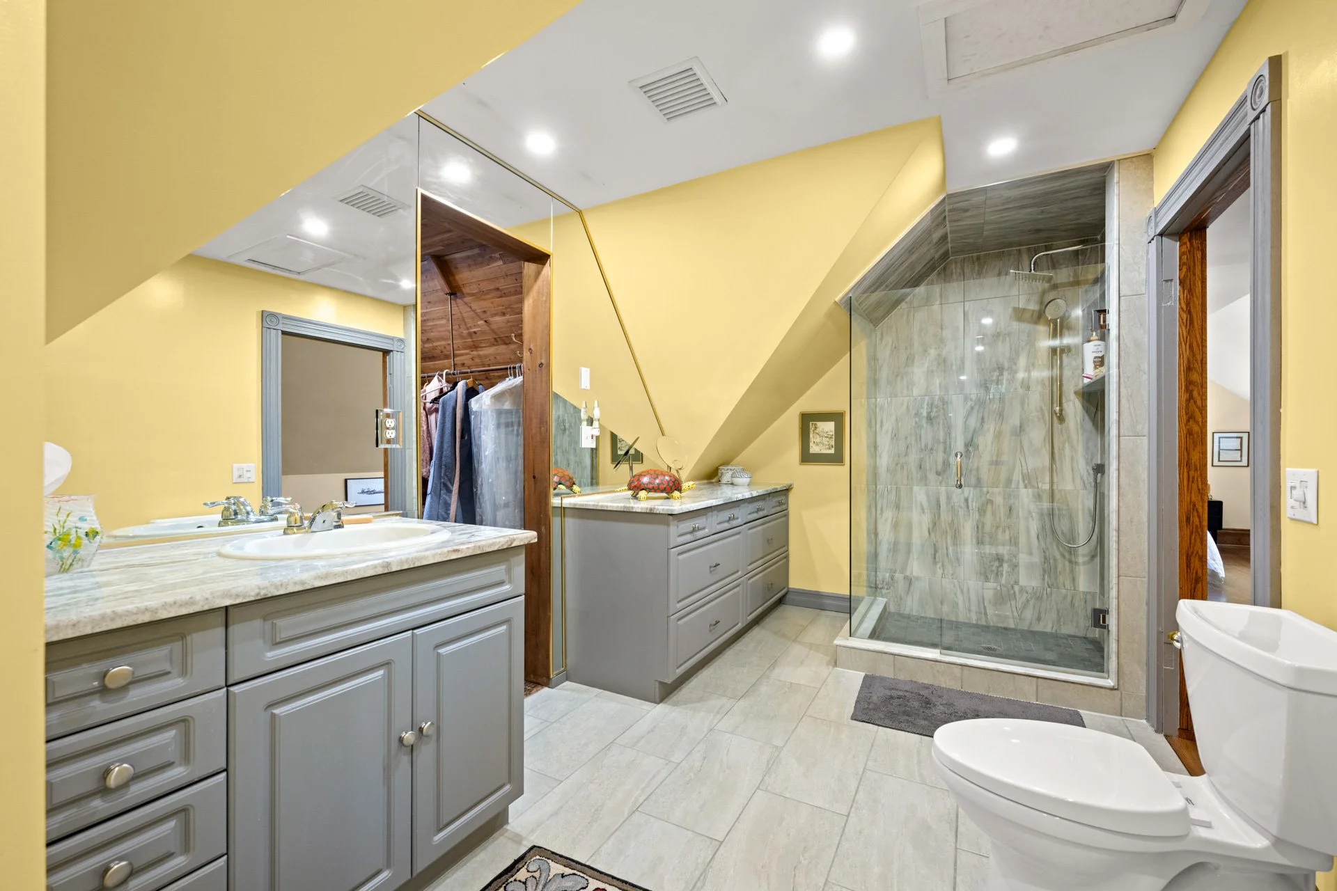 22-stuart-street-guelph-primary-bathroom (2).jpg