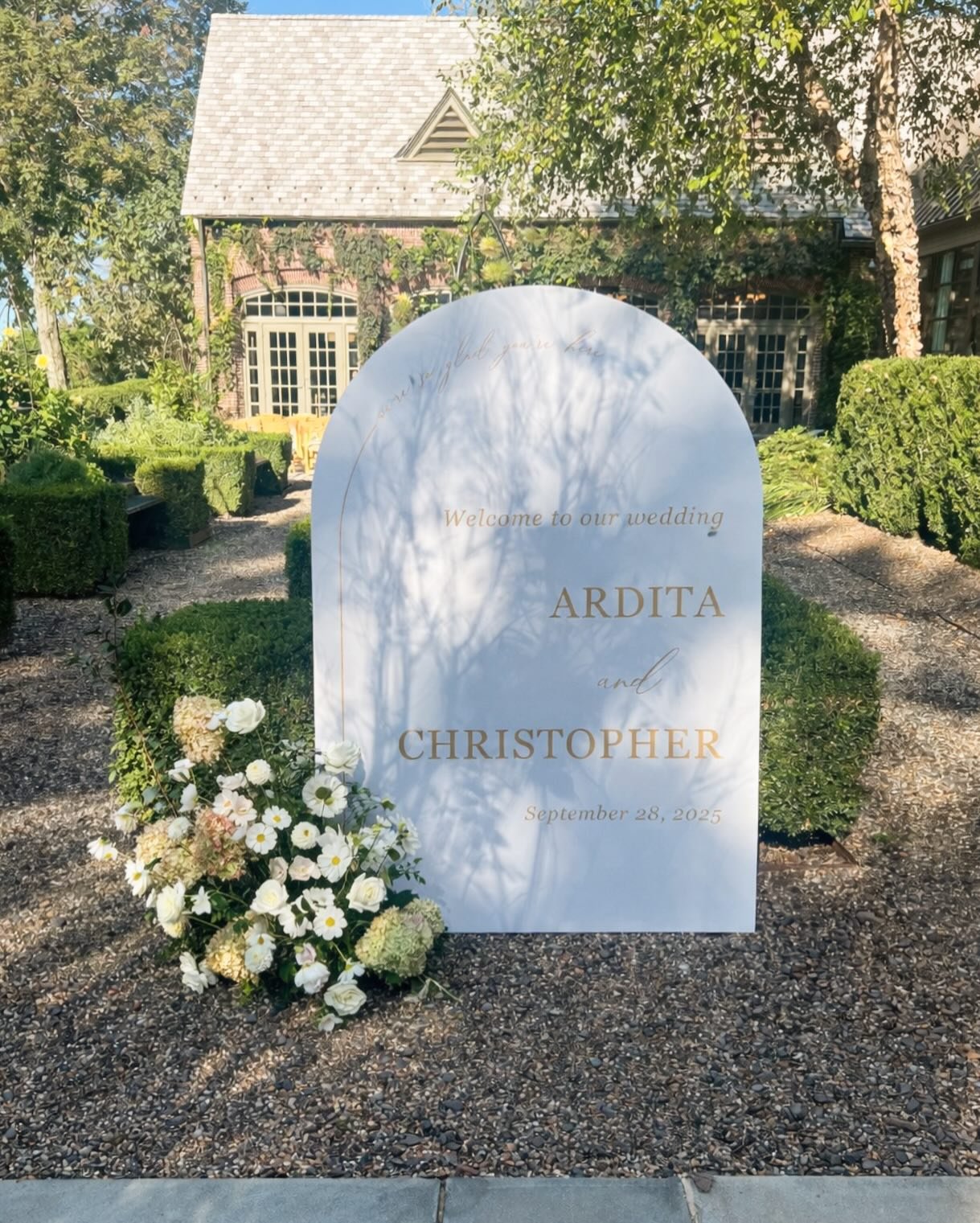 Welcoming guests to a gorgeous venue for a gorgeous couple&hellip; 🤍

#WeddingSignage #DayOfWeddingDetails #LuxuryWedding #GardenWedding #newjerseywedding
