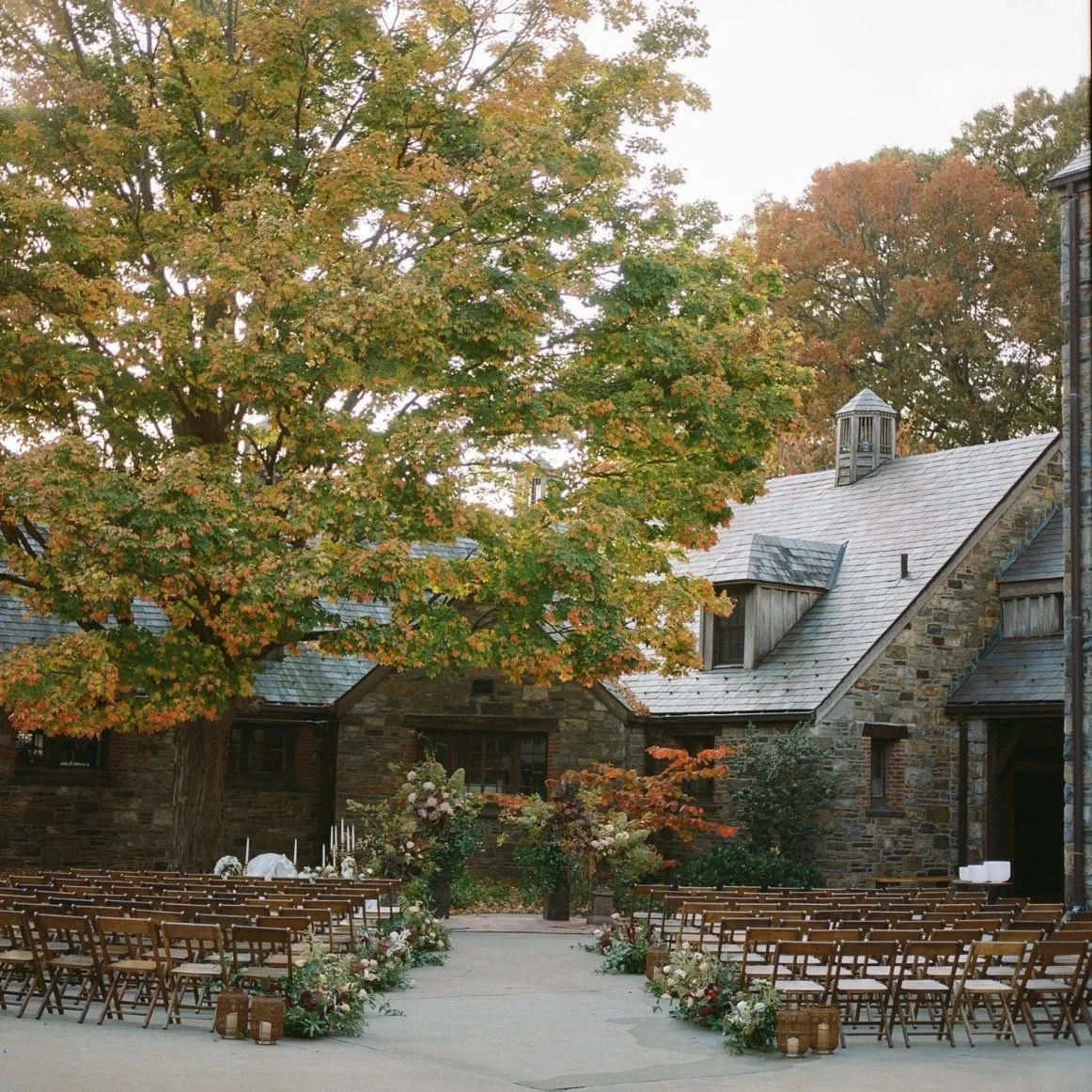 The florals feel as though they grew right out of the landscape&mdash;echoing the warm autumn leaves overhead, the rich stonework, and the organic textures that make this venue so unforgettable. 🍂

We love when floral design works in harmony with it