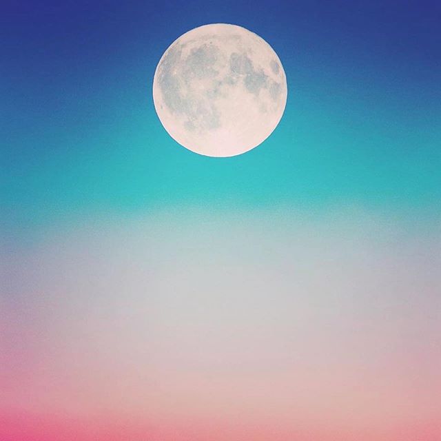 f u l l m o o n v i b e s
.
💫 Leto go &amp; 
Be gentle on yourself 💫
.
#Repost @theohmstore
・・・
Full Moon in Capricorn 🌝 She&rsquo;s not playing around.⁣
⁣
This full moon is all about letting go. ⁣
⁣
Letting go of what doesn&rsquo;t serve you⁣
Let