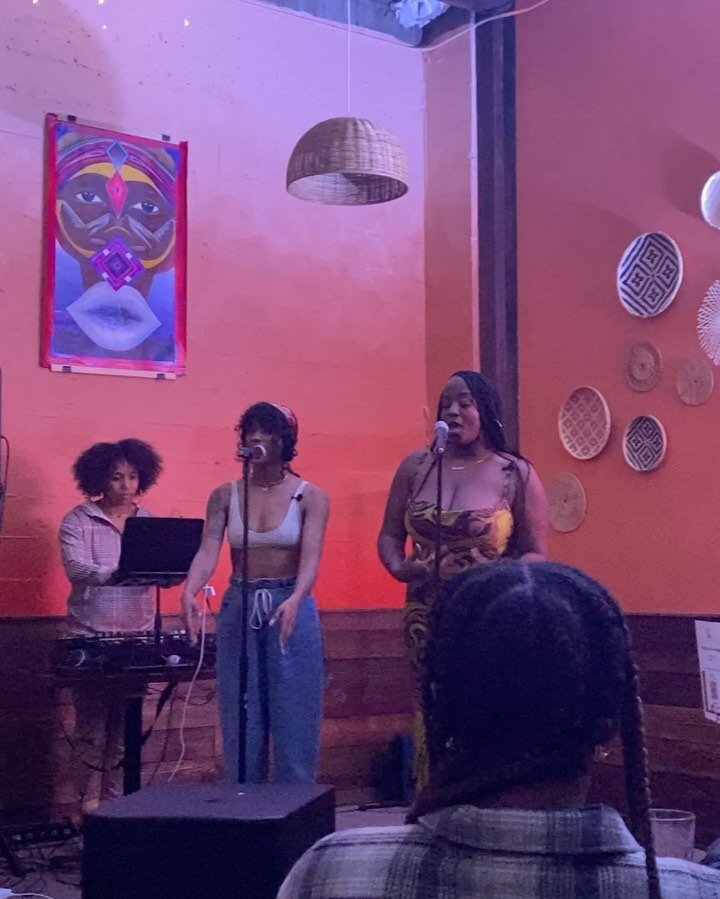 Just WOW. We were all blown away by the raw talent put on by @thepeoplespoets showcase on Friday. Already looking forward to the next one. 🙏🏼 Thank you @brianna_poetry @littleblue___ @shaminto09 @green_eyed_widow @izzy_is_real @whosxyne @bella_soul