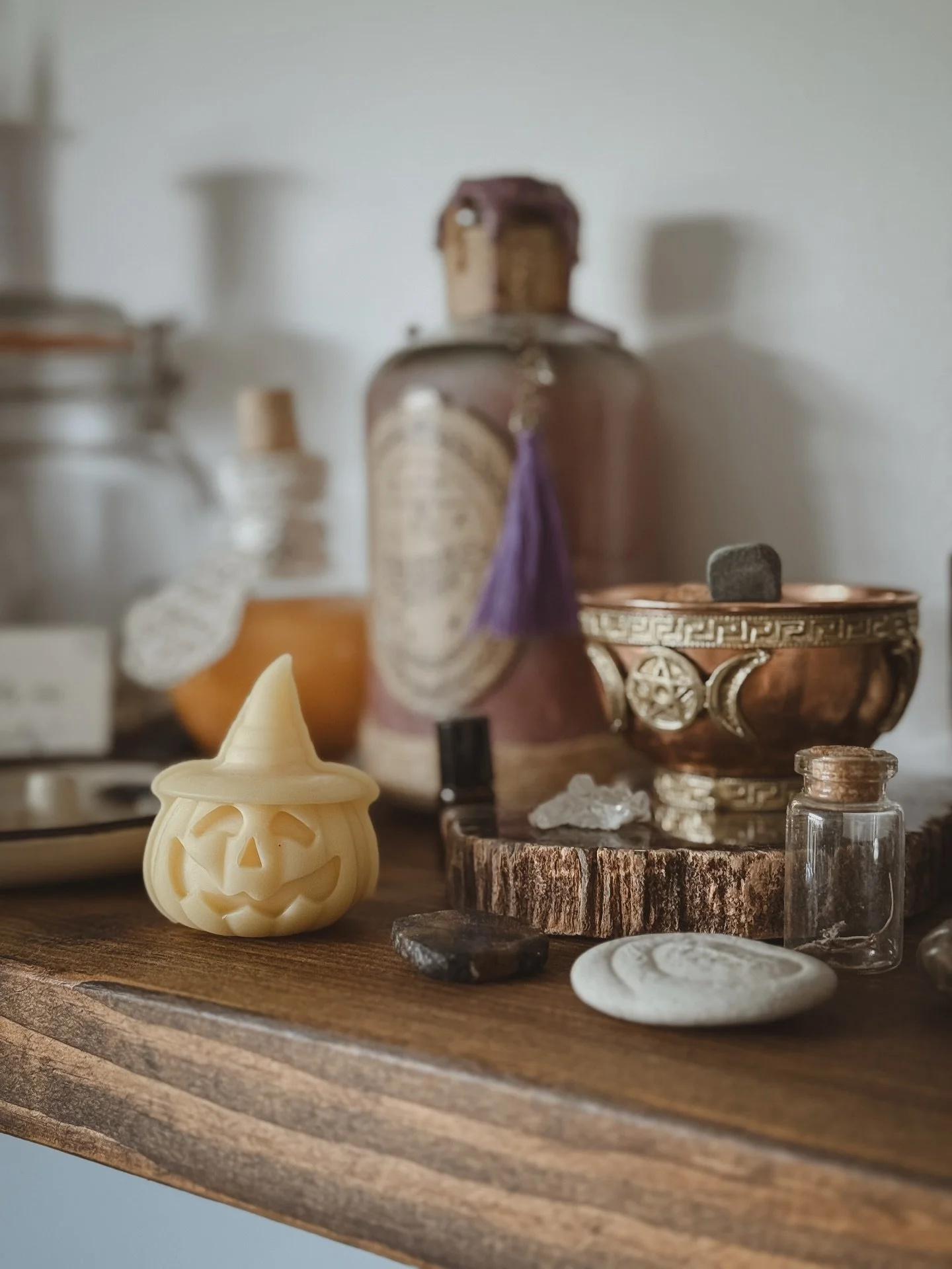 ✨ The Witches Are Back ✨

These beloved pumpkin wax melts have returned just in time for Samhain 🕯️🎃.

Hand-poured with pure British beeswax and a magical essential oil blend of clove bud, cinnamon, cardamom &amp; sweet orange, these melts capture 