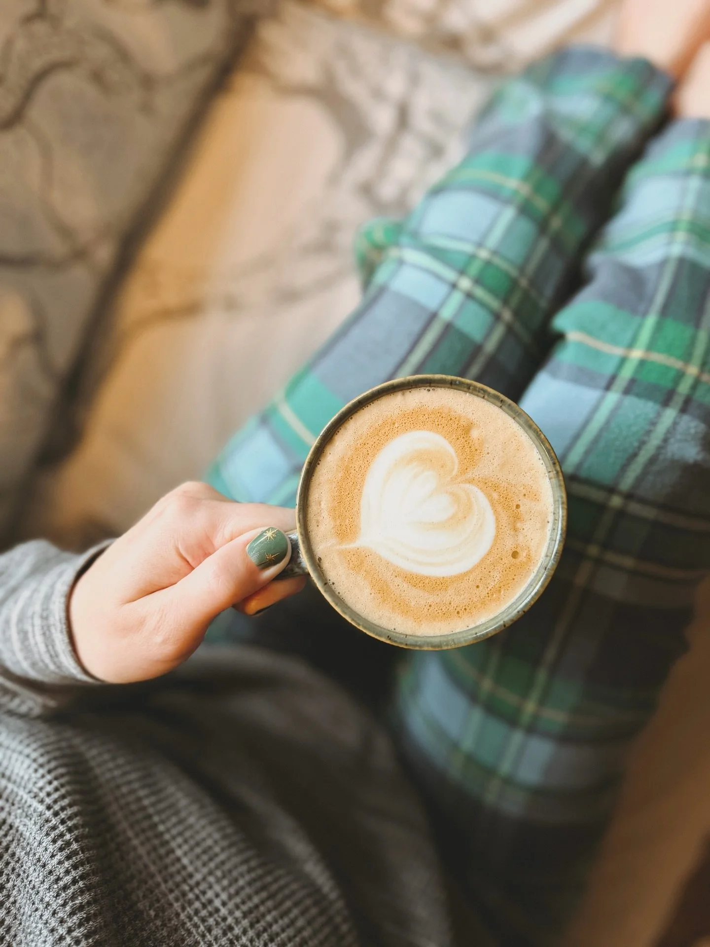 Cottage Chaos &amp; Christmas Scents ✨☕️
It&rsquo;s been one of those cottage-busy few days where the pyjamas have become a permanent uniform&hellip; and honestly, I&rsquo;m not mad about it.
Coffee on my lap, tartan PJs, and the whole place smelling