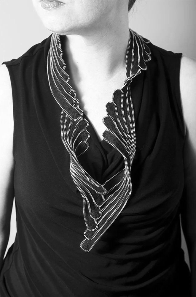 kate_cusack_KC2915_lyricaX_necklace_black_shinygold.model.jpg