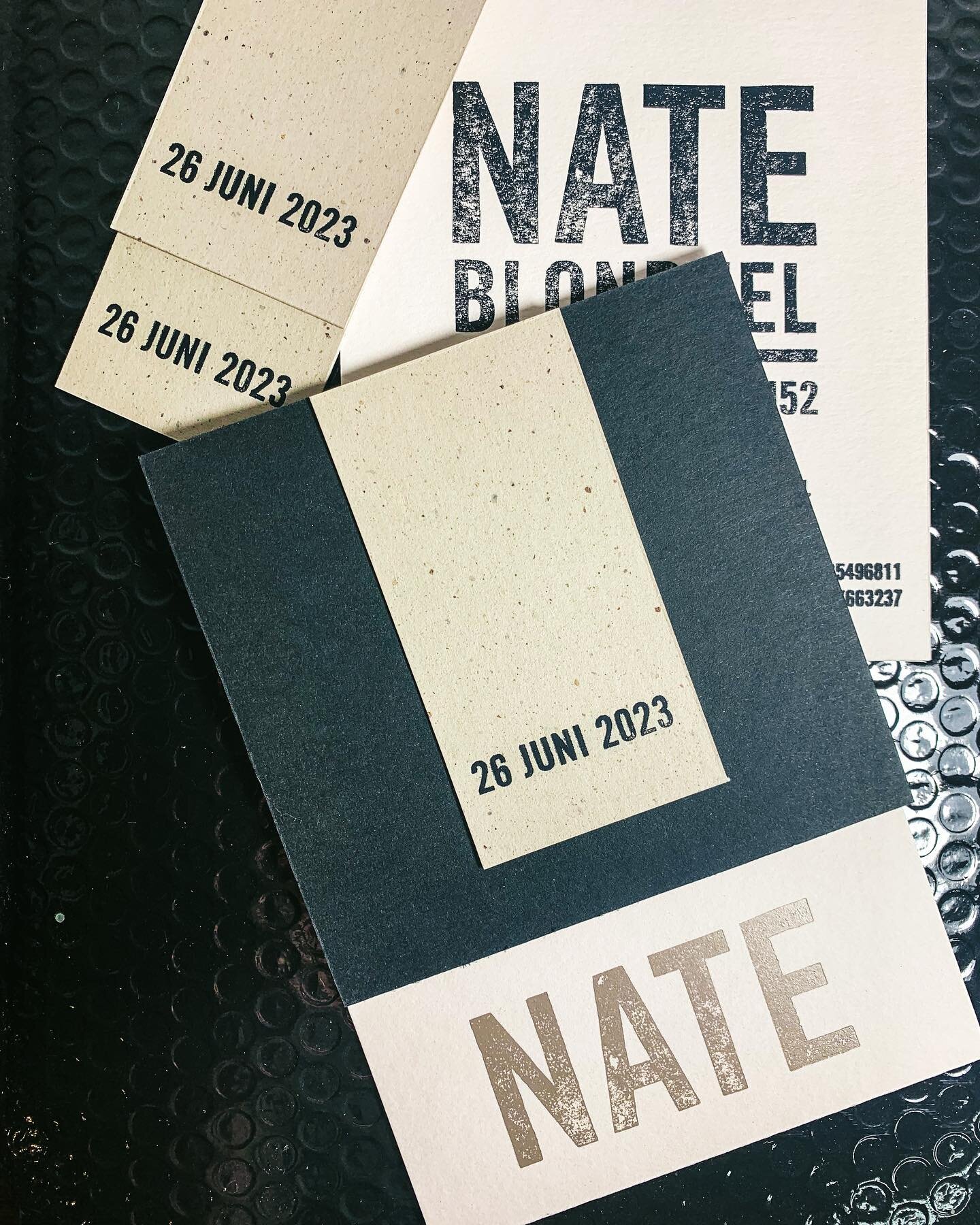 ~ NATE ~ 
1 kaartje, samengesteld uit 3 zorgvuldig gekozen papieren. 3 kleuren, 3 structuren, 1 geheel. Naast de stoere kleuren, zorgt het verweerde font voor een bijzonder effect! Bedankt mama @eline_c10 voor de fijne samenwerking 🖤
Swipe om de moo