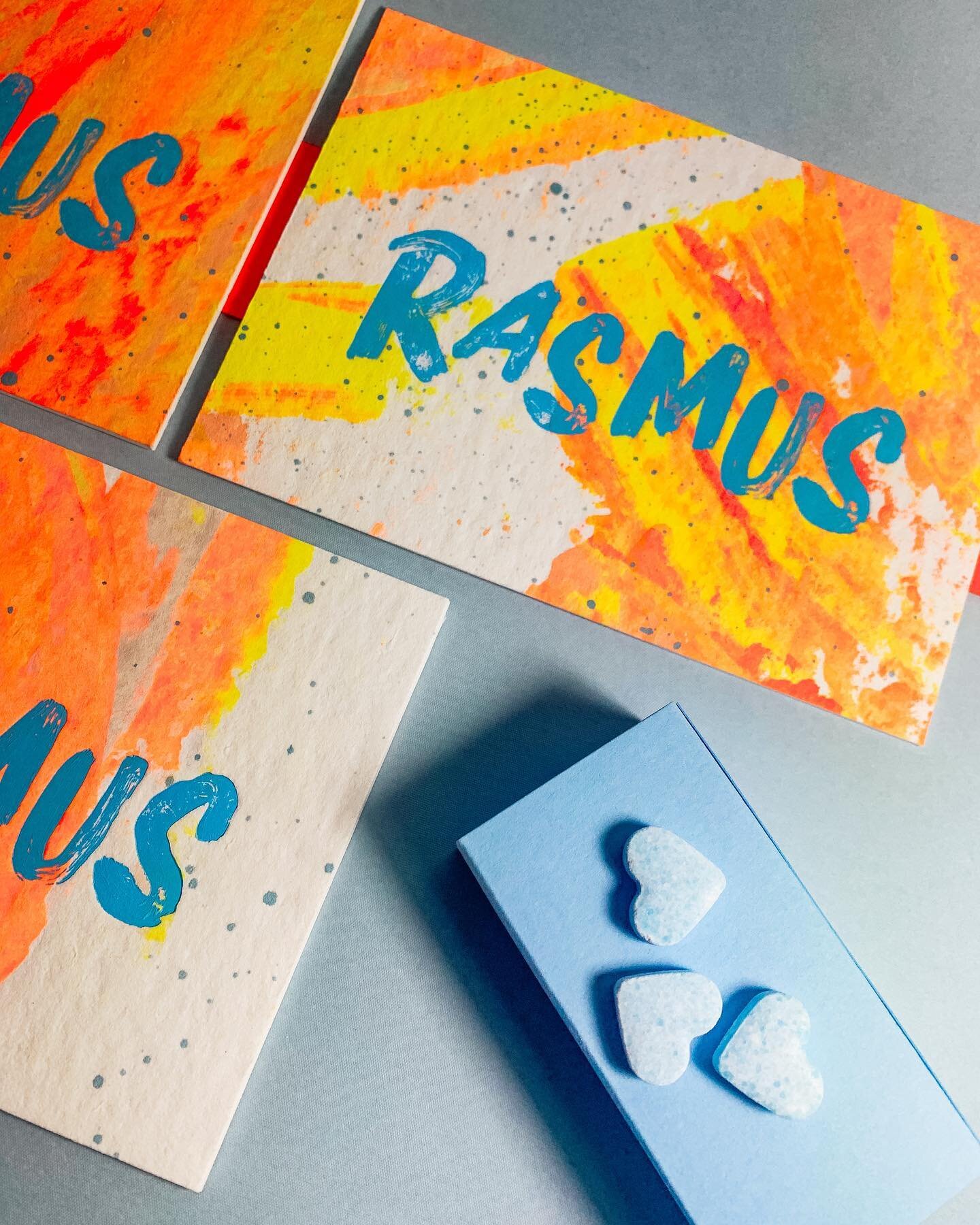 [FIND THE ART IN EVERYTHING]

Handgeschilderde pareltjes voor Rasmus en zijn ouders @annabellesan 
We gingen voor een zomerse combinatie van warme zon-tinten en een zacht babyblauwe folie. Het diep fluo-oranje zorgde voor dat extra vavavoem-effect. C